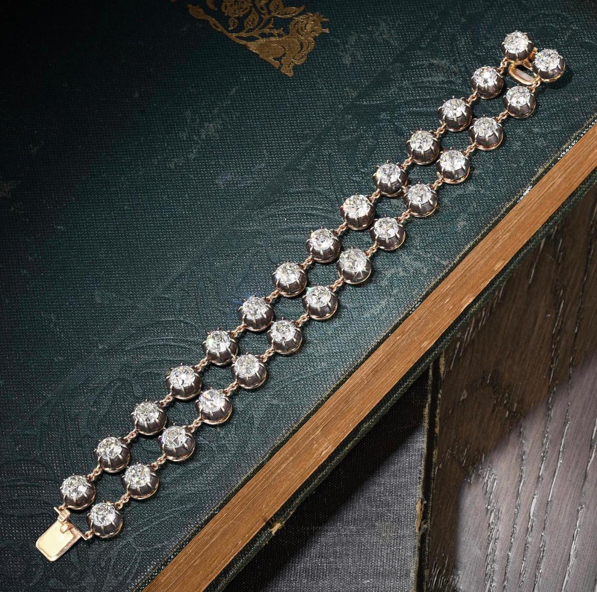 Un bracelet en diamants absolument stupéfiant ! Ce magnifique bracelet en diamants de style ancien est créé à la main en or rose 18k et en argent sterling par Moguldiam Inc New York. Il présente 29 carats/28 diamants de taille européenne ancienne