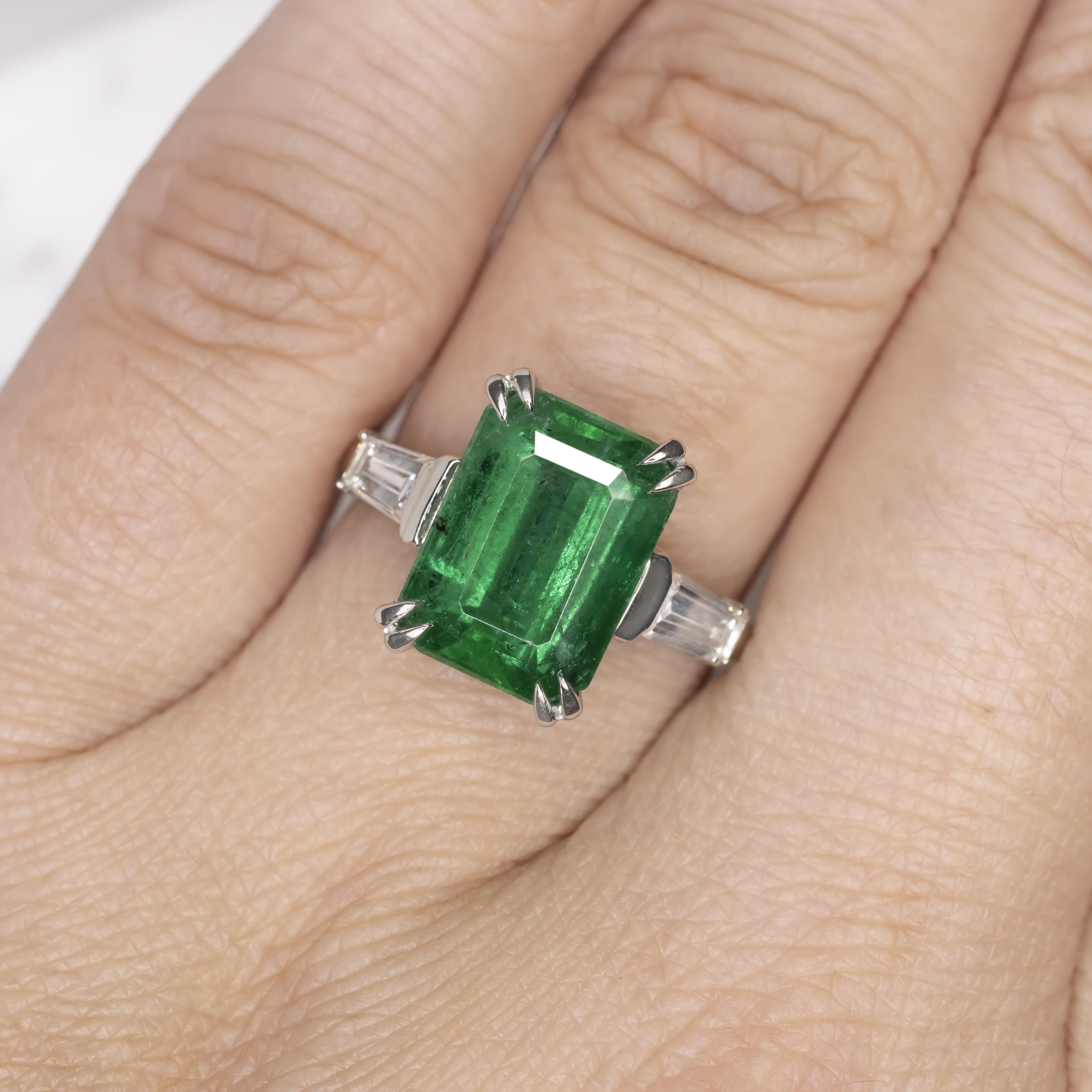 Anillo de platino con esmeralda y diamante de 5 quilates aproximadamente, certificado por el GIA Corte esmeralda en venta