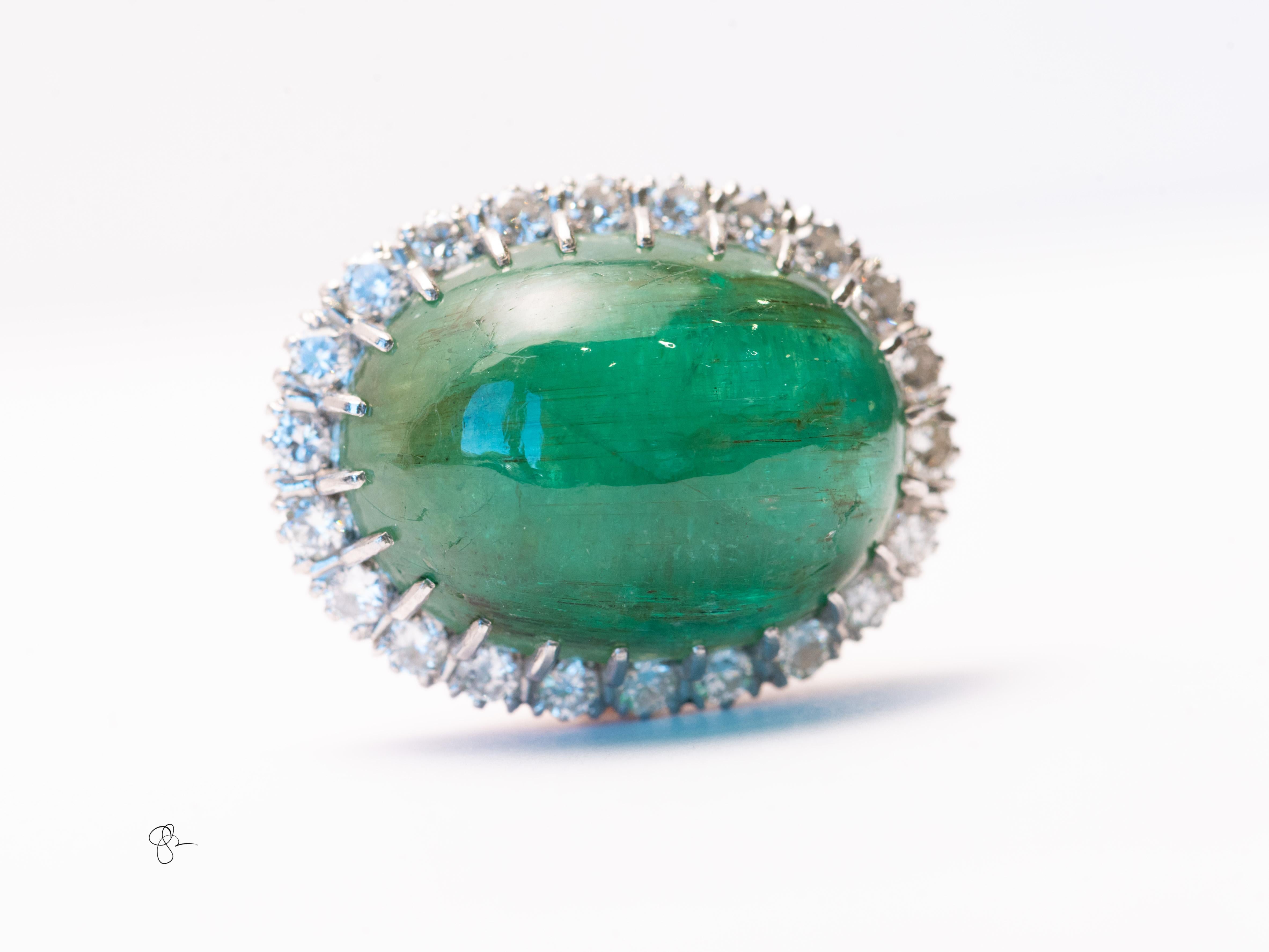 GIA zertifiziert ca. 44 Karat Cabochon Smaragd und Diamant Statement Ring im Angebot 2