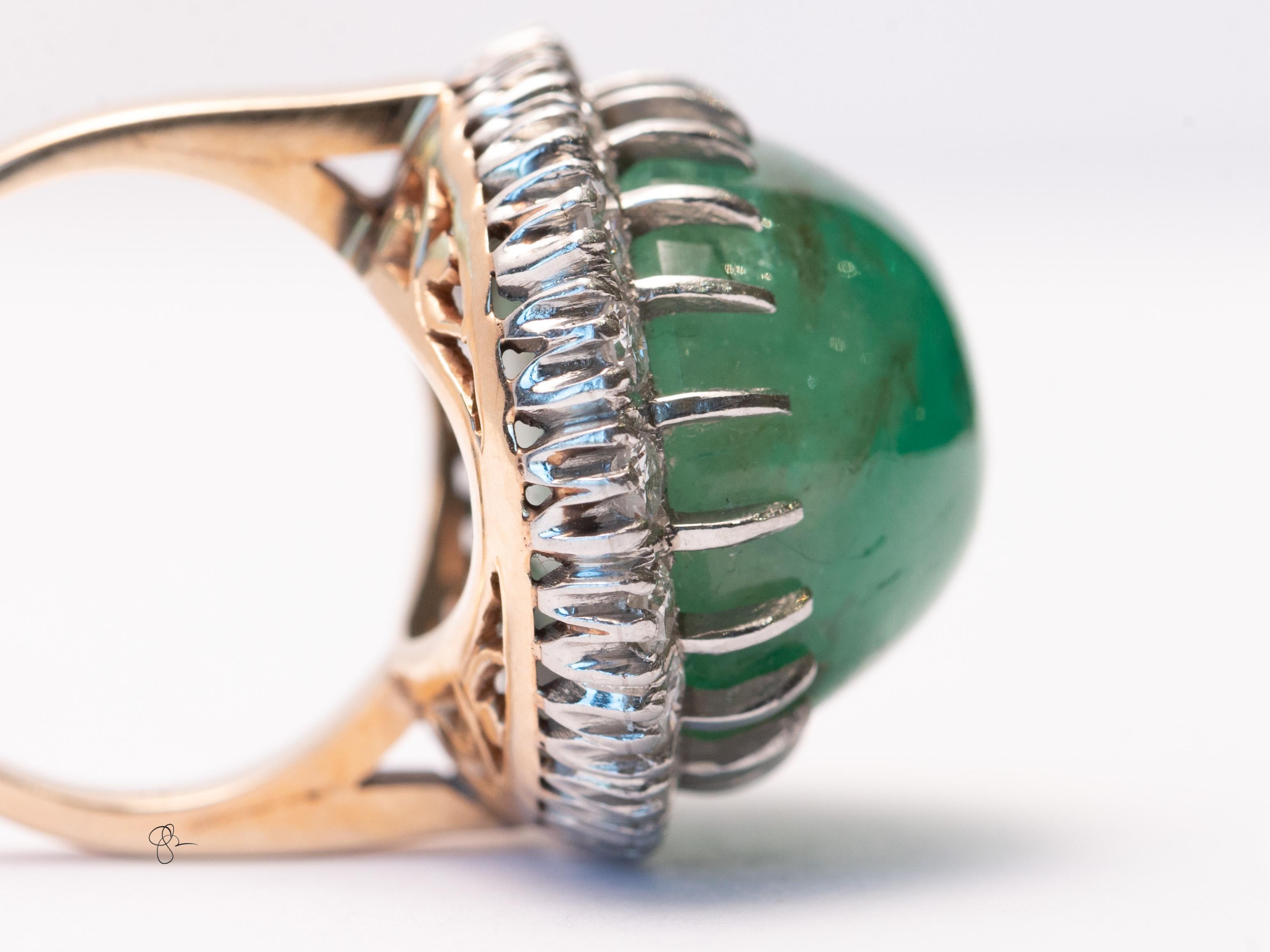GIA zertifiziert ca. 44 Karat Cabochon Smaragd und Diamant Statement Ring im Angebot 3