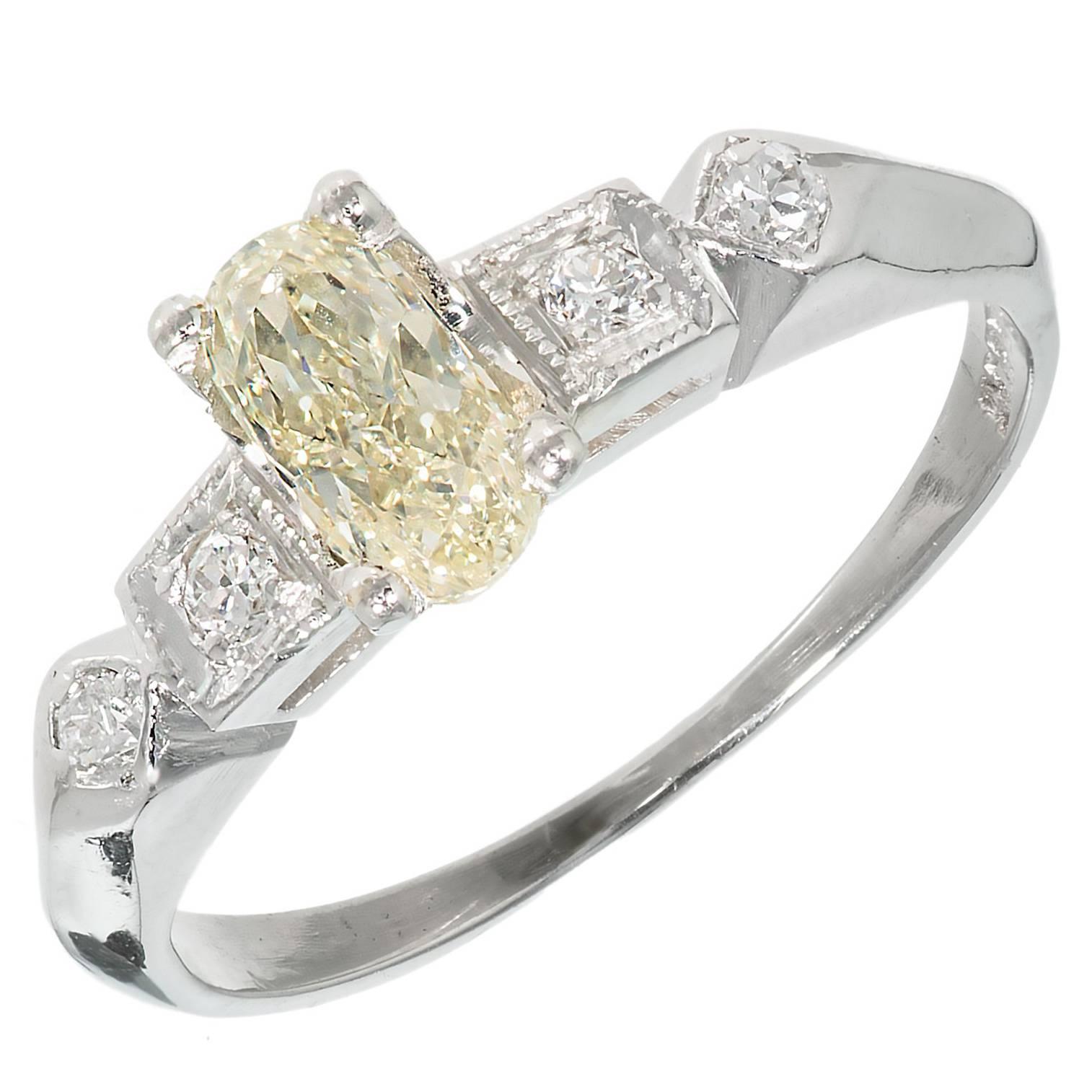 Bague de fiançailles en platine avec diamant jaune clair ovale de 0,57 carat certifié par le GIA