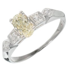 Anello di fidanzamento in platino con diamante giallo chiaro ovale certificato GIA da 0,57 carati