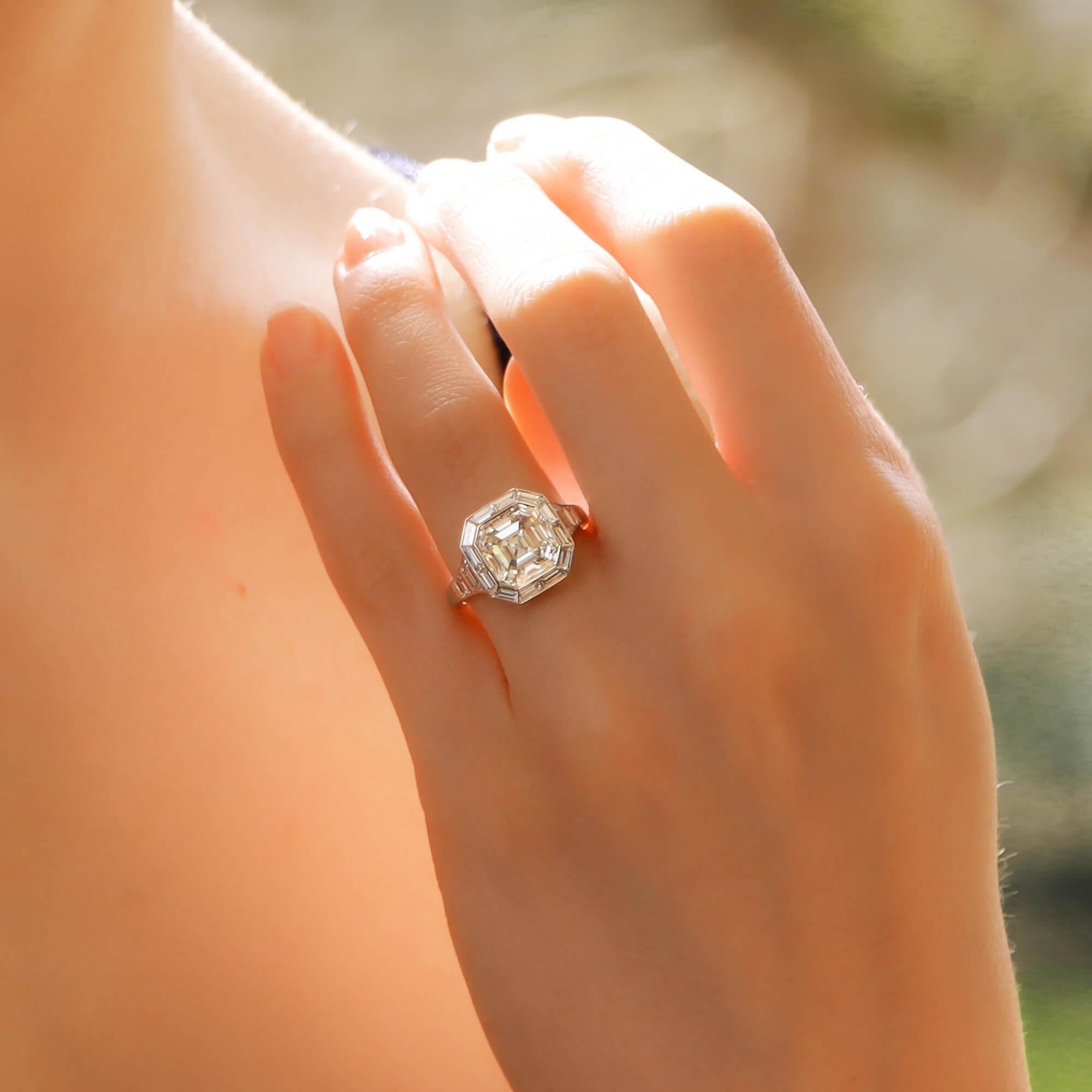 Taille Asscher Bague de fiançailles en platine sertie d'un diamant taille Asscher de style Art déco certifié GIA en vente