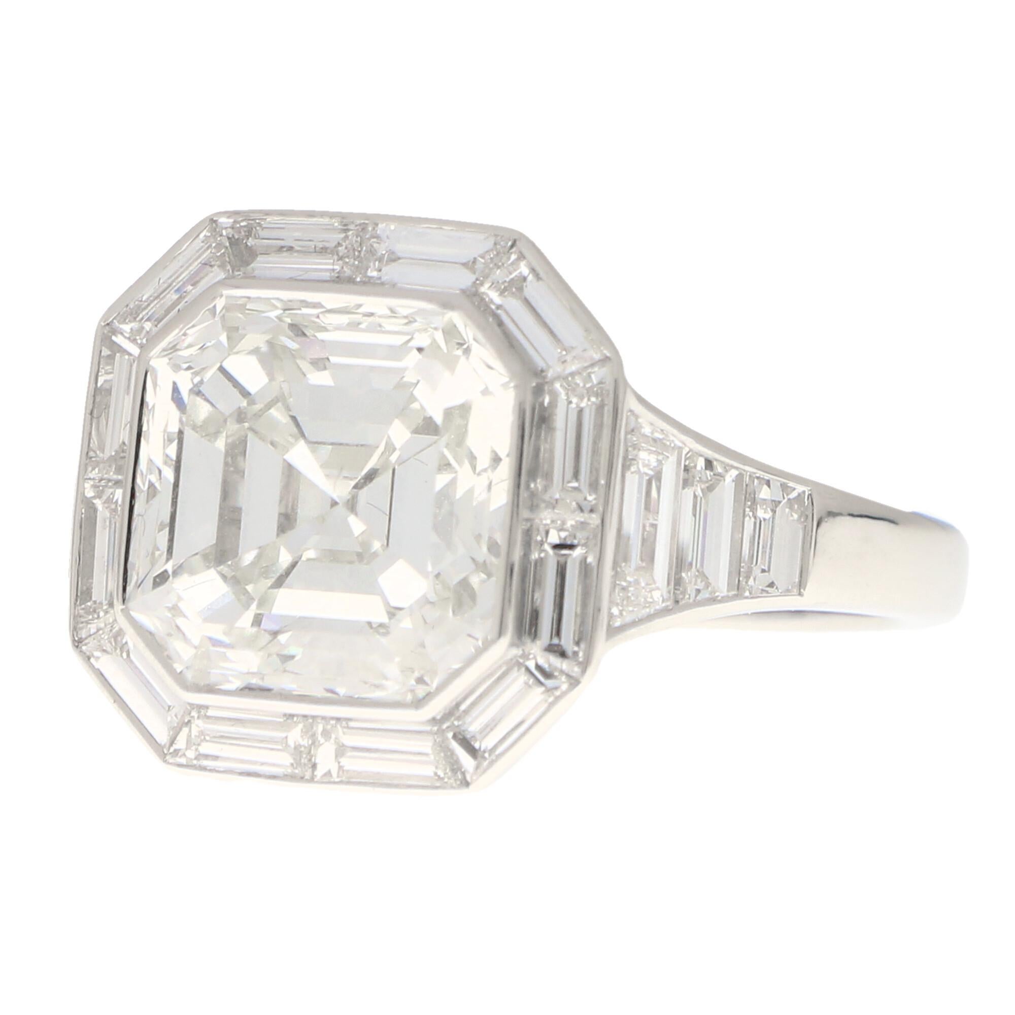 Bague de fiançailles en platine sertie d'un diamant taille Asscher de style Art déco certifié GIA Excellent état - En vente à London, GB