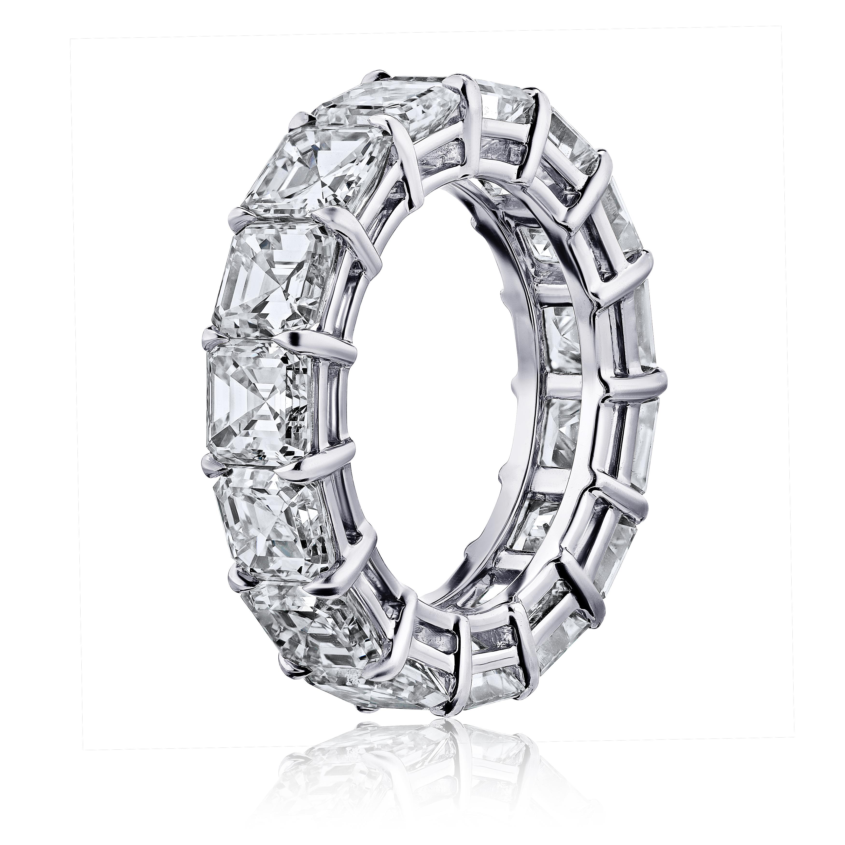 Asher Cut Diamantring Platin Ewigkeit Band geteilt Zinken Stil mit einer Galerie.
15 perfekt aufeinander abgestimmte Diamanten mit einem Mindestgewicht von 6,30 Karat. G.I.A.-Zertifikate für jeden Diamanten . Die Farben reichen von D-F. VVS1-VS2 in