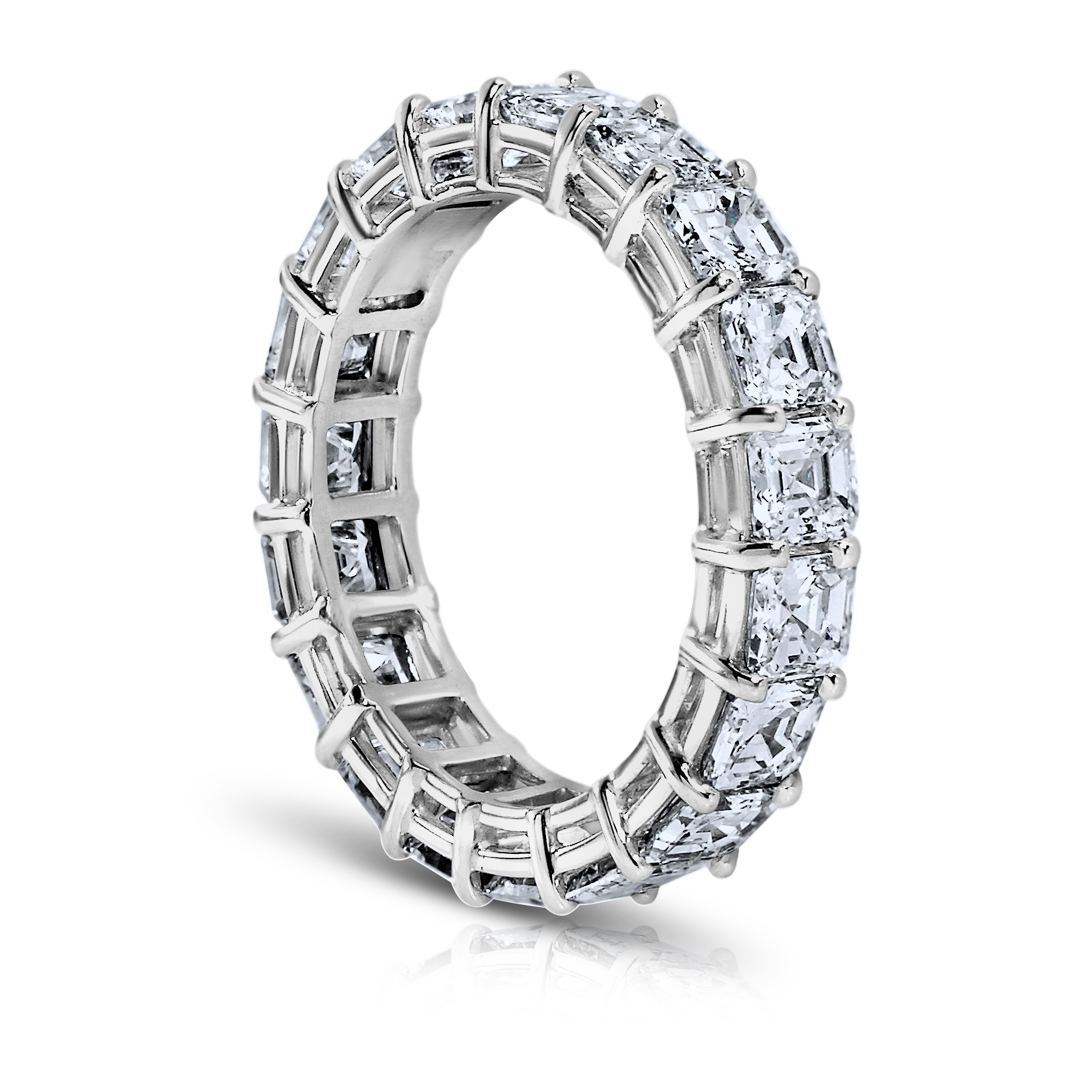 Asher Cut diamond ring platinum eternity band shared prong style with a gallery.
14 diamants parfaitement assortis pesant au minimum 7 cts. Certificats G.I.A. pour chaque diamant. Les couleurs vont de D à F. VVS1-VS2 en clarté, taille de doigt 5.