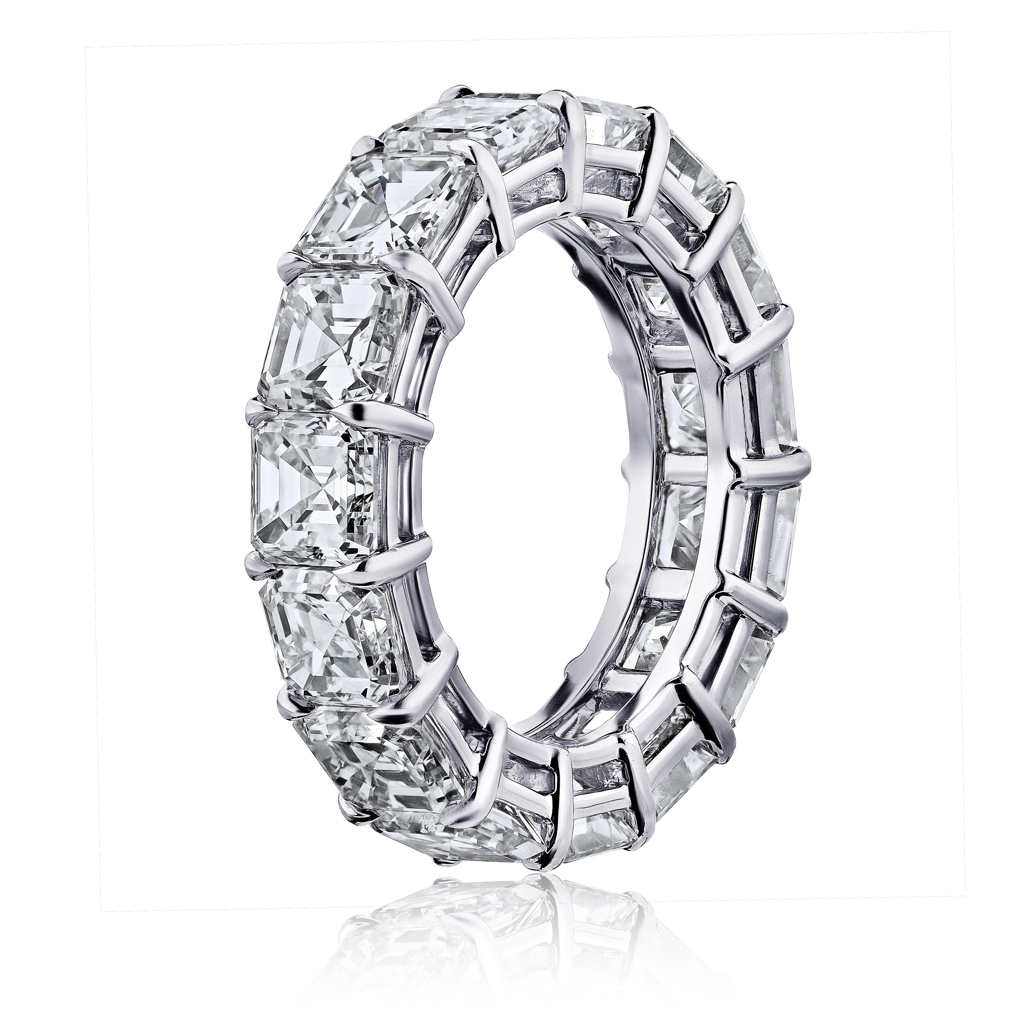 Platinring mit Diamant imscher-Schliff und Ewigkeitsring aus Platin, der im Stil einer Galerie in Krappen gefasst ist.
15 perfekt aufeinander abgestimmte Diamanten mit einem Gewicht von mindestens 7,50 Karat. G.I.A.-Zertifikate für jeden Diamanten .