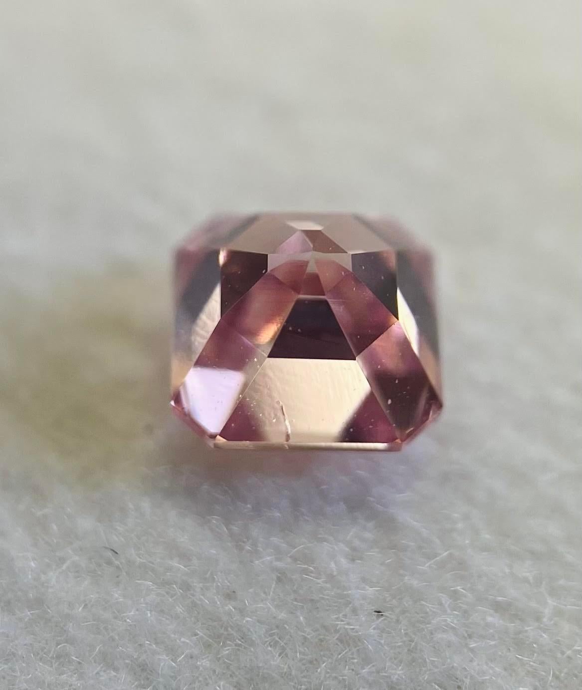 Asscher, diamant rose intense fantaisie en diamant naturel de 0,38 carat, certifié par le GIA Neuf - En vente à רמת גן, IL