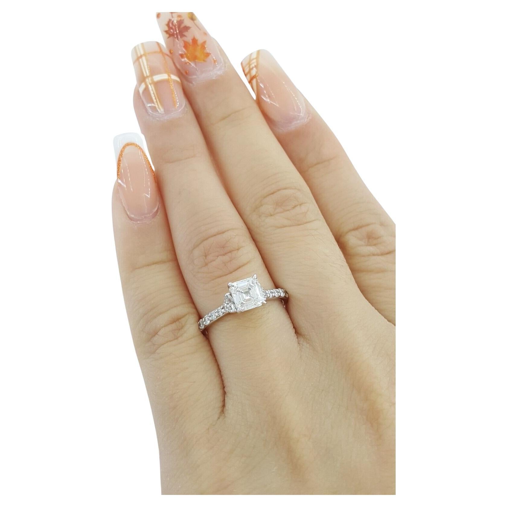  Bague de fiançailles en or blanc 18k avec diamant de taille Asscher. 

La bague pèse 2,6 grammes, taille 4,5 (peut être adaptée à la plupart des tailles de doigt), la pierre centrale est un diamant Asscher naturel de taille émeraude carrée pesant
