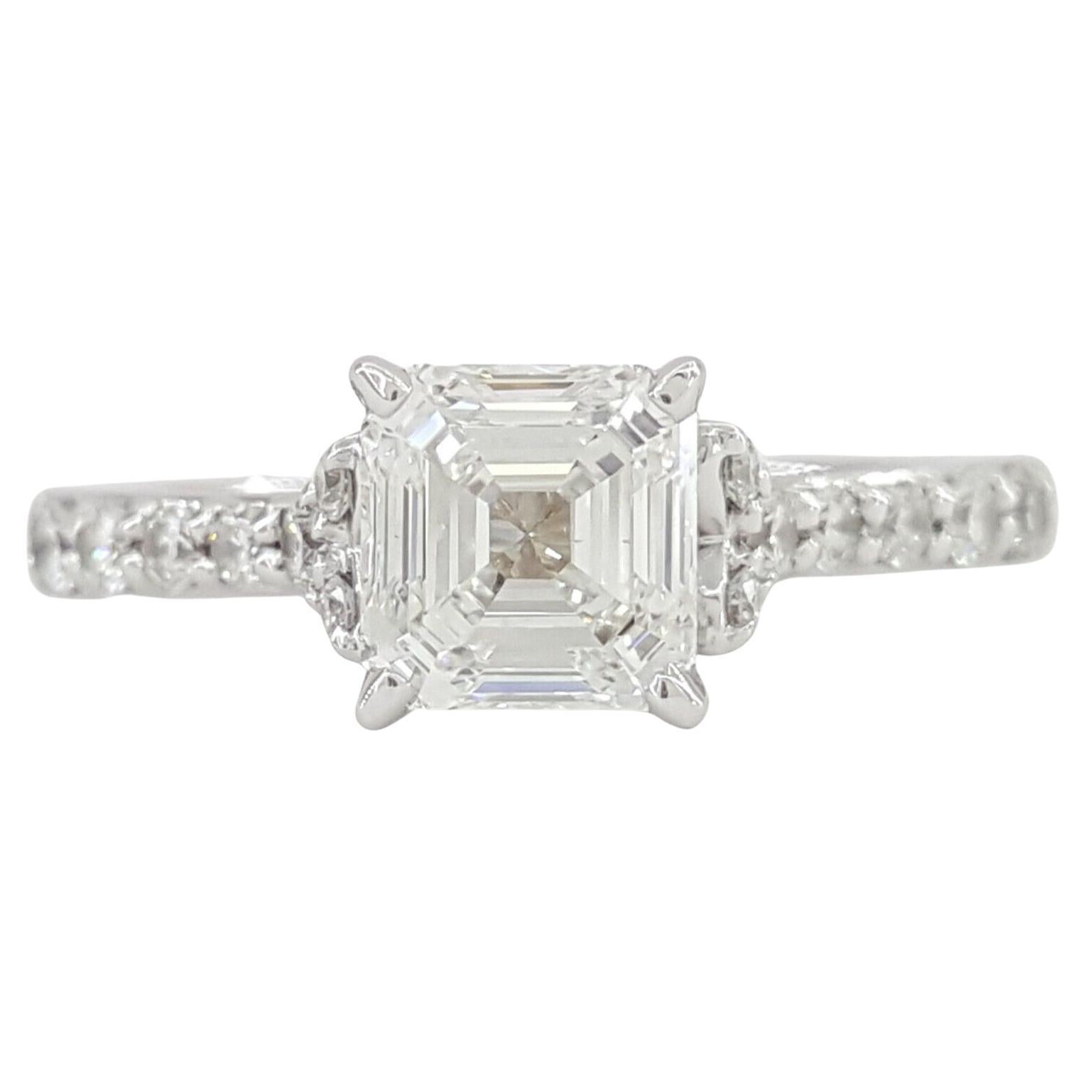  Bague de fiançailles avec diamant asscher certifié GIA  en vente