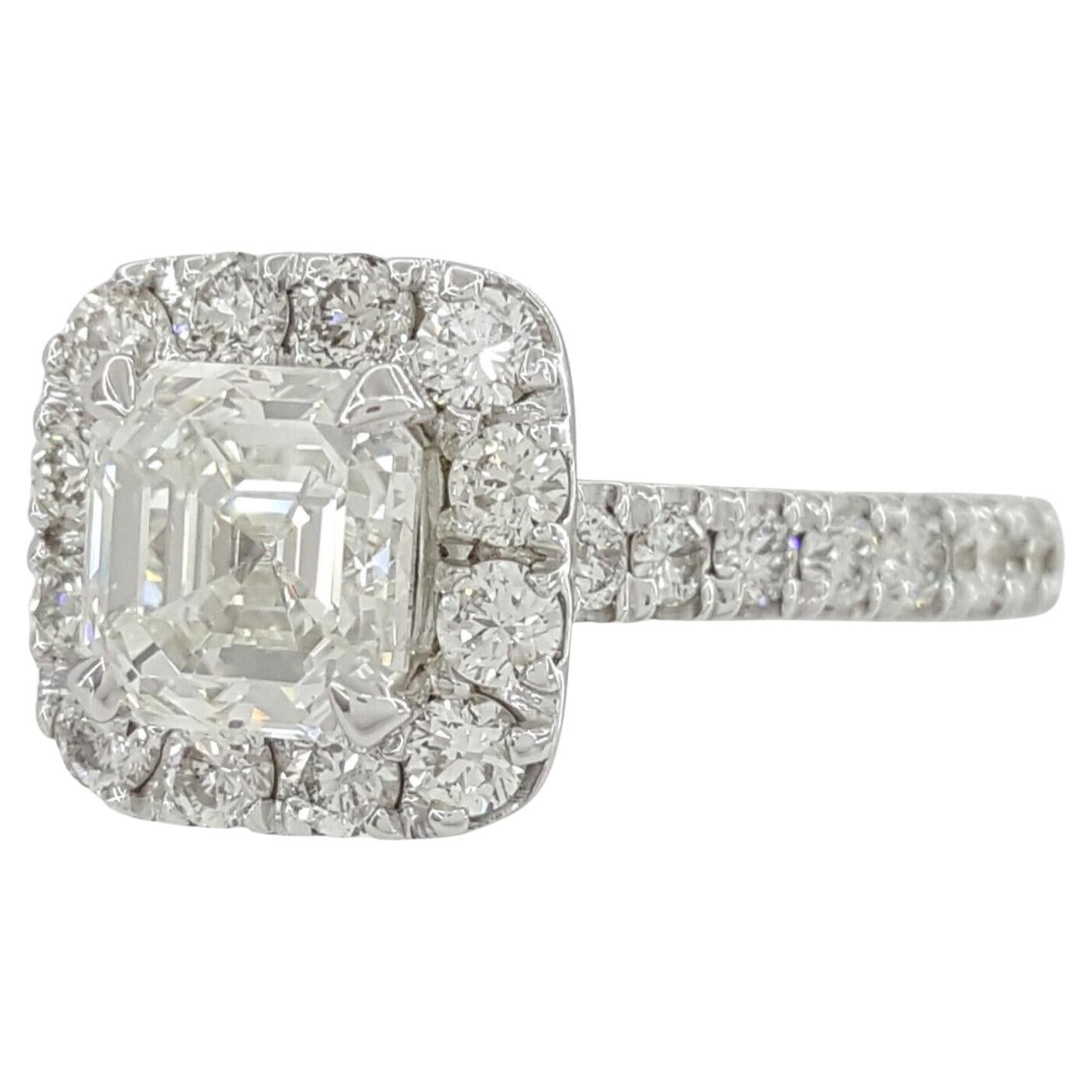 Moderne Bague de fiançailles avec halo de diamants taille Asscher certifié GIA en vente