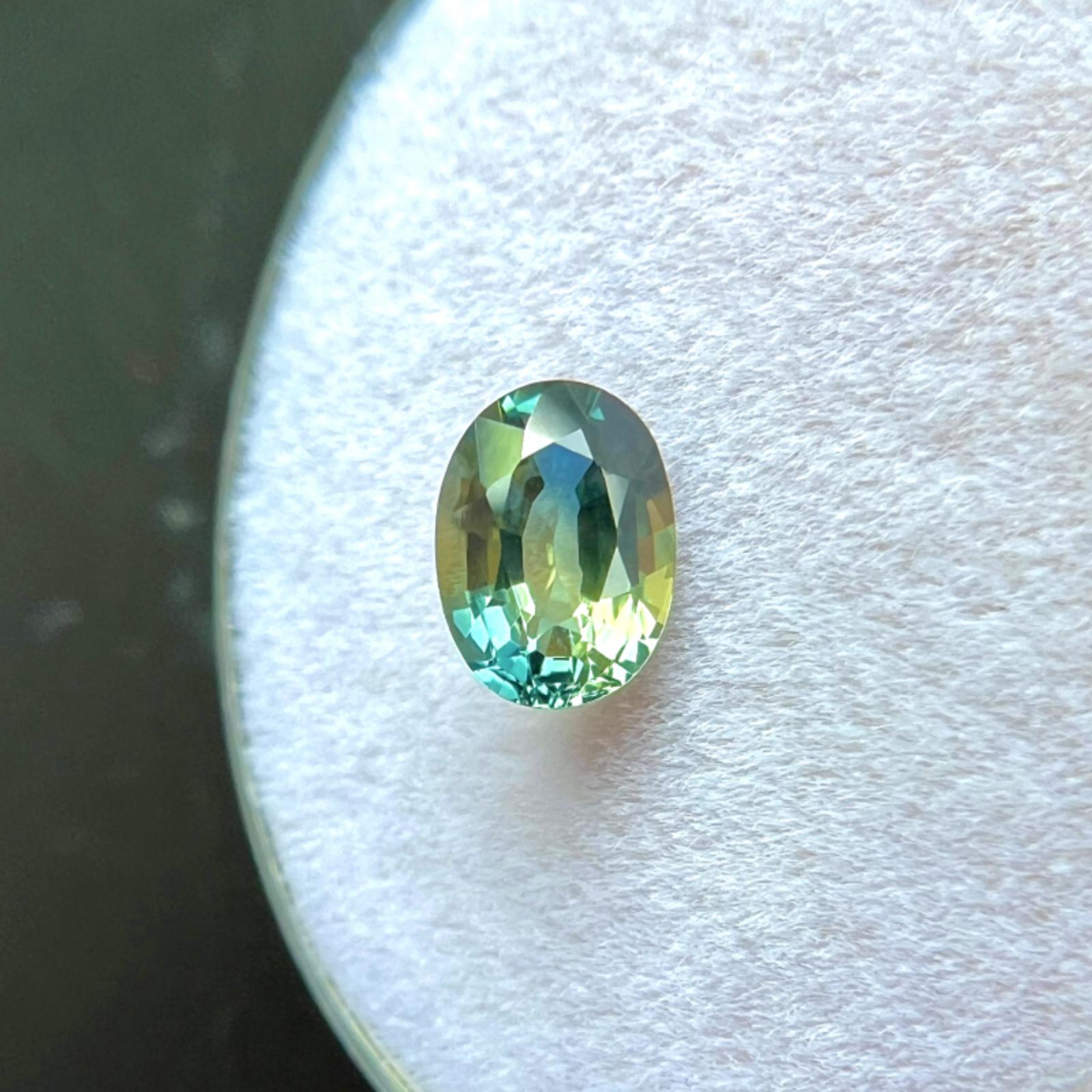 Zafiro tricolor australiano certificado GIA 0,86 ct talla oval sin tratar 6,3x4,6 mm en Nuevo estado para la venta en Birmingham, GB