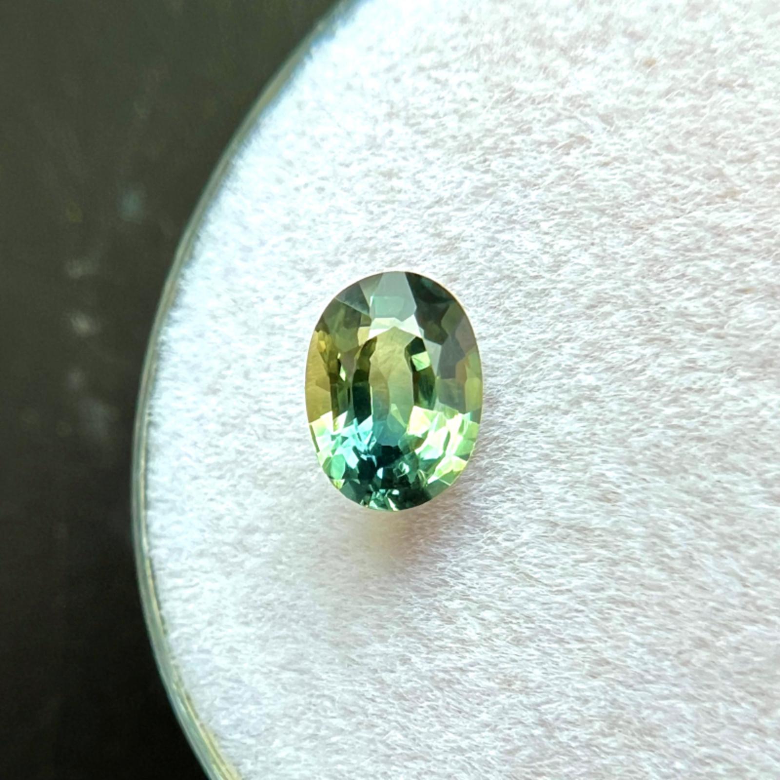Femenino o masculino Zafiro tricolor australiano certificado GIA 0,86 ct talla oval sin tratar 6,3x4,6 mm en venta
