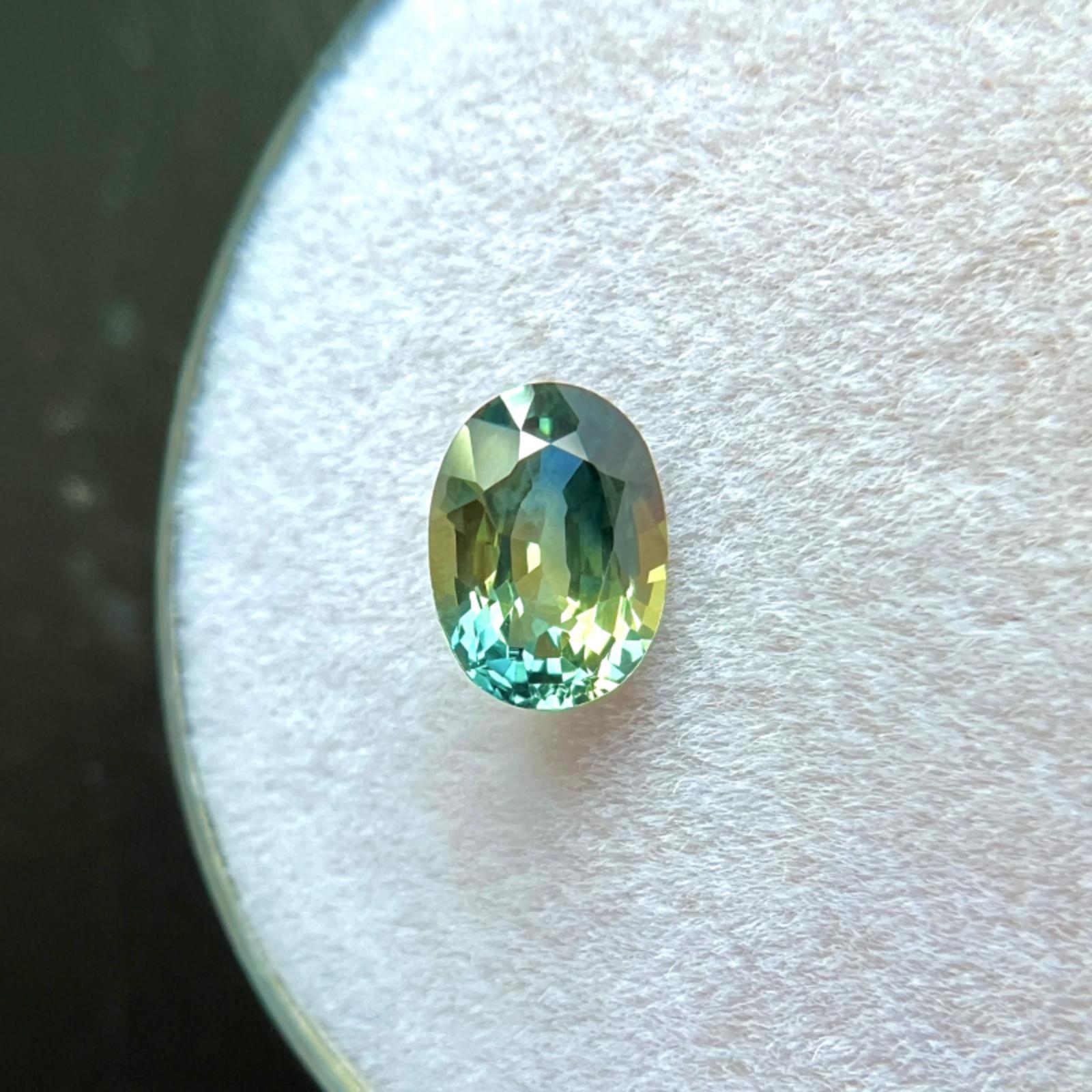 Zafiro tricolor australiano certificado GIA 0,86 ct talla oval sin tratar 6,3x4,6 mm en venta 1
