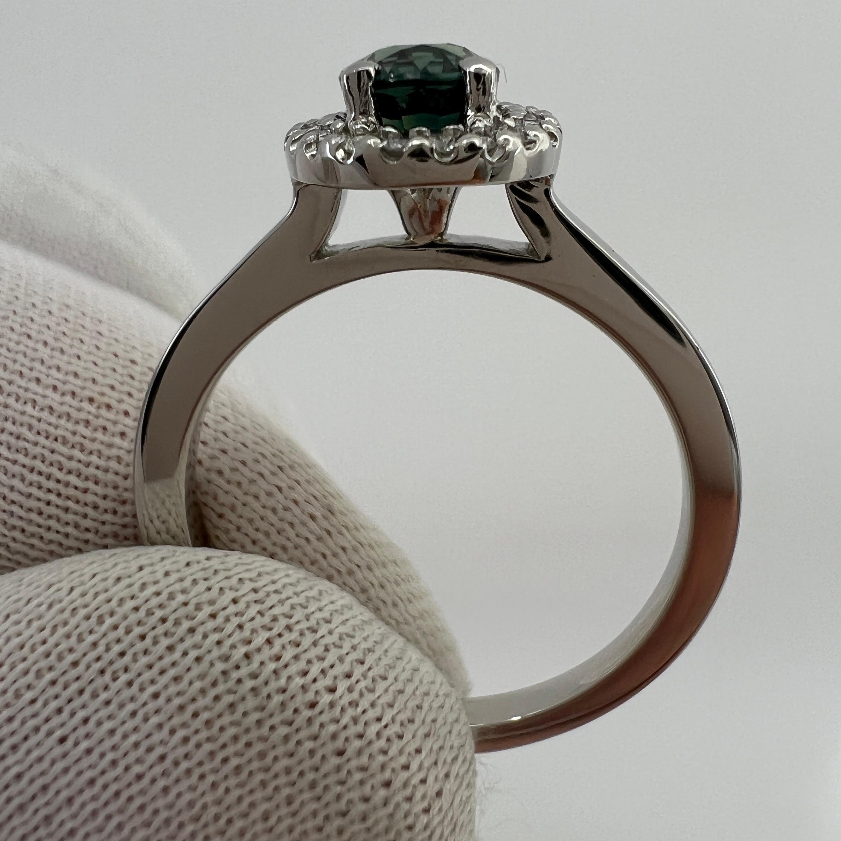 Bague halo en platine certifiée GIA, sans chaleur, saphir bleu vert et diamant en vente 6