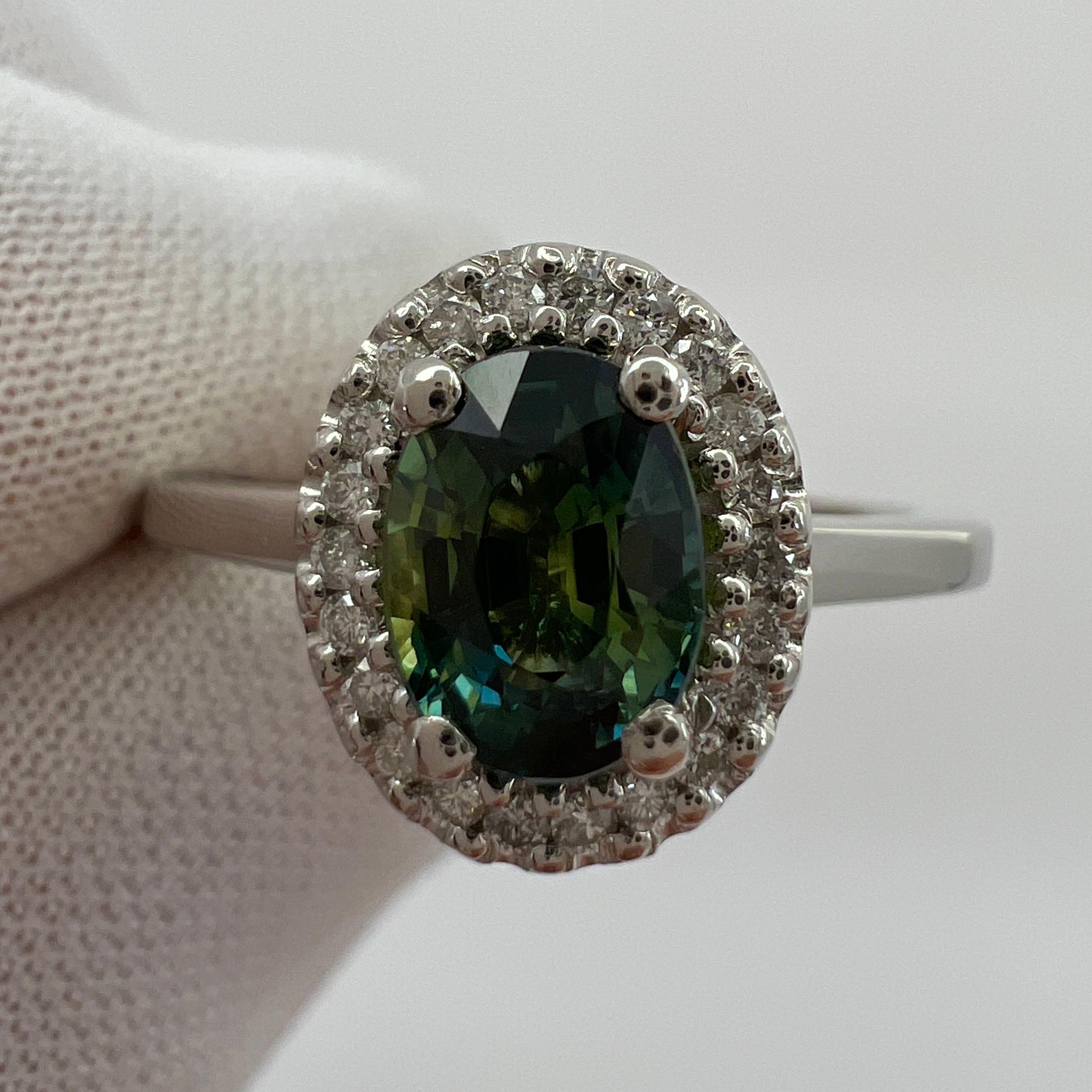 Bague halo en platine certifiée GIA, sans chaleur, saphir bleu vert et diamant en vente 1