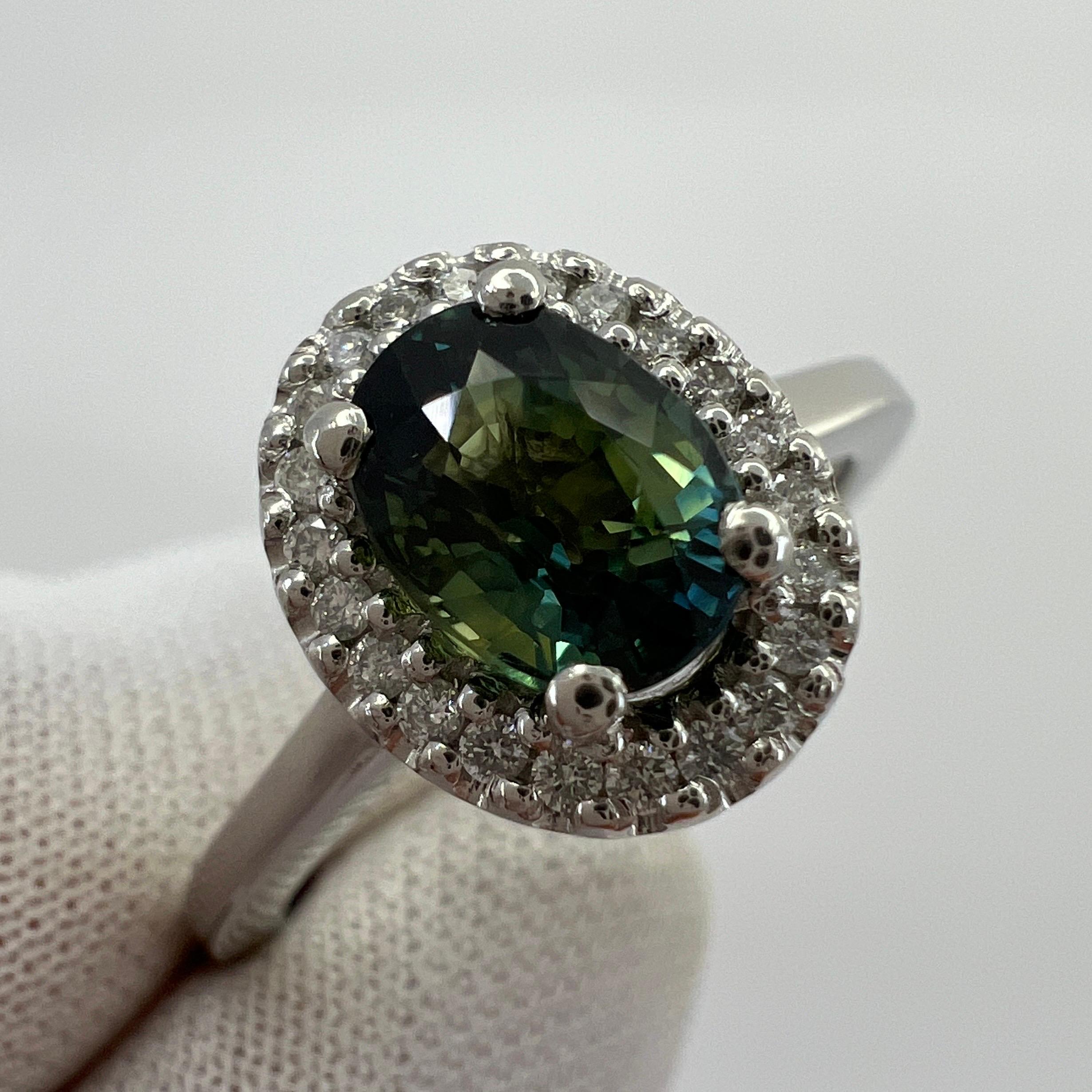 Bague halo en platine certifiée GIA, sans chaleur, saphir bleu vert et diamant en vente 3