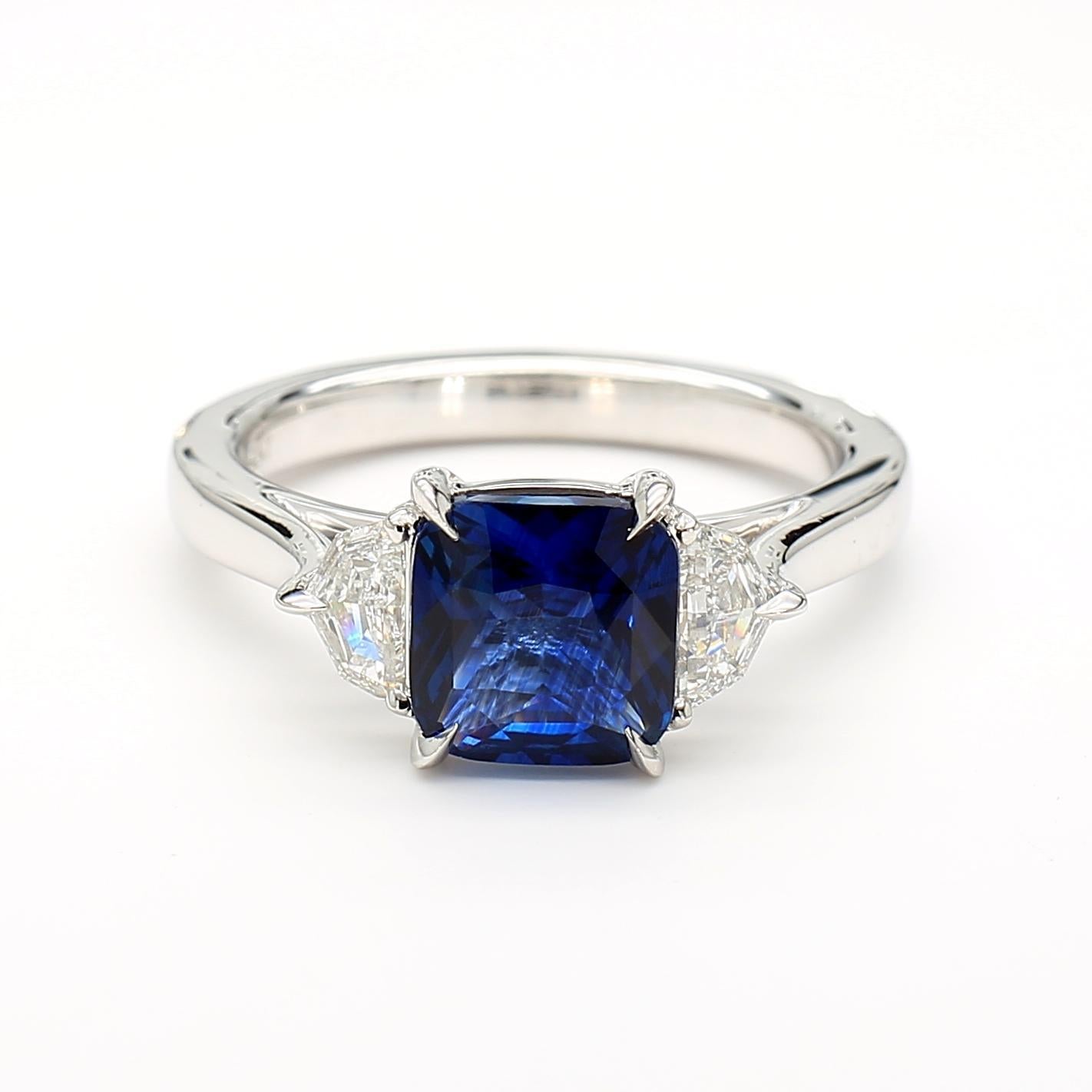 GIA Certified Blue Cushion Sapphire and White Diamond 2.47 Carat TW Plat Ring (Zeitgenössisch) im Angebot