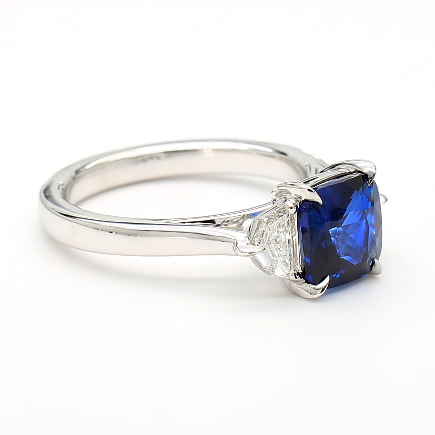 GIA Certified Blue Cushion Sapphire and White Diamond 2.47 Carat TW Plat Ring (Kissenschliff) im Angebot