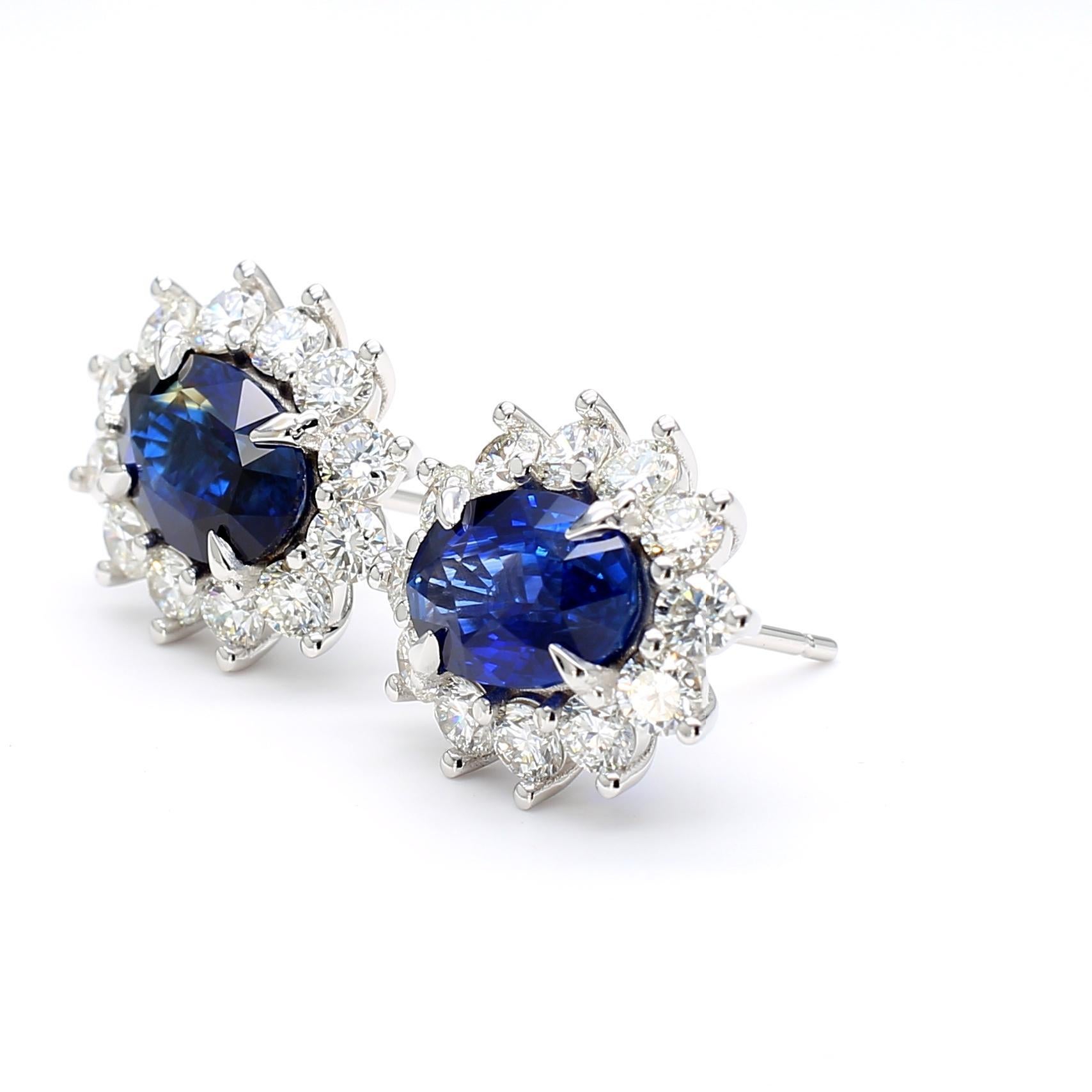 I bellissimi orecchini di zaffiri certificati GIA di RareGemworld. Montato in una splendida montatura in oro bianco 18 carati con zaffiri blu naturali dal taglio ovale, completati da un diamante bianco naturale rotondo. Questi orecchini sono