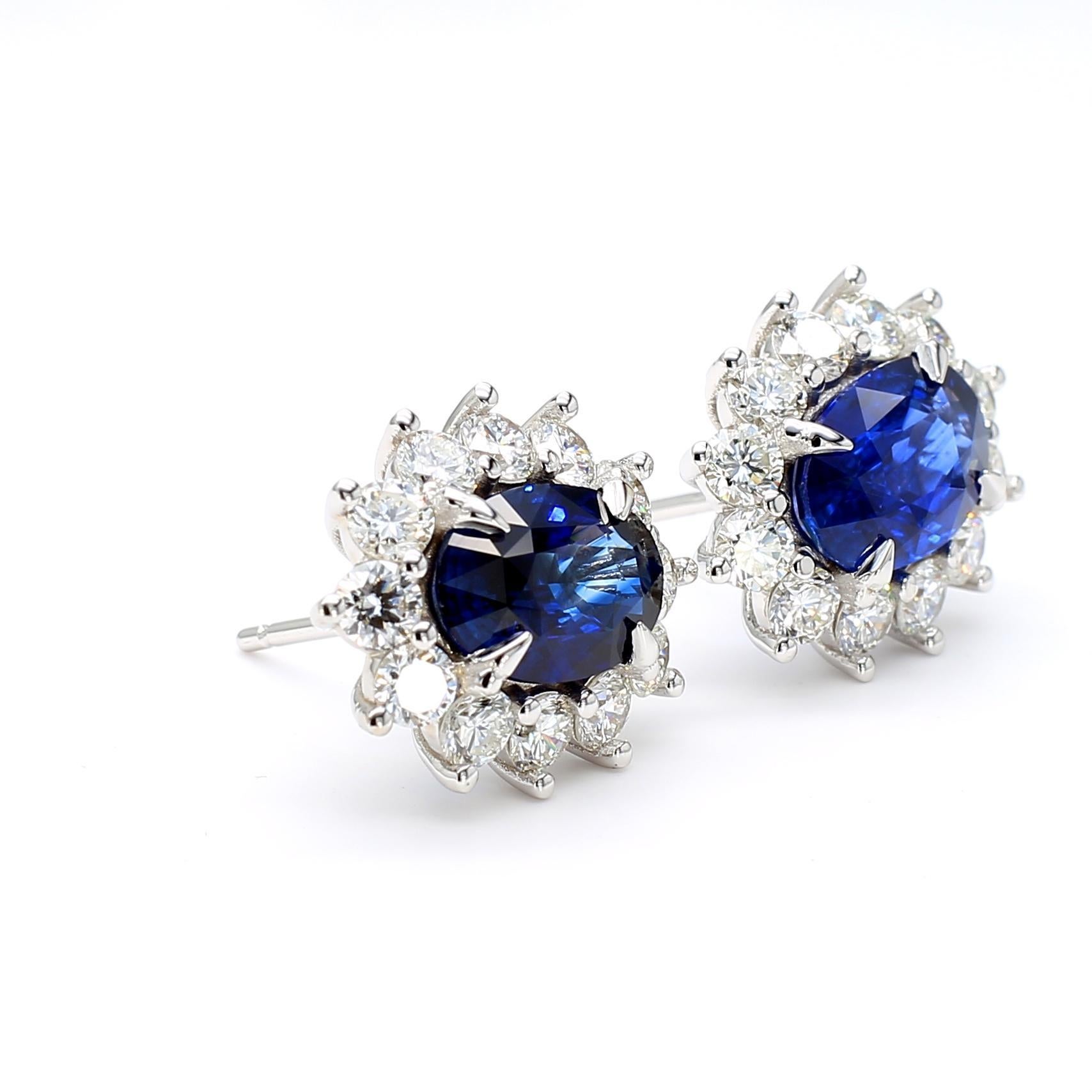 Taglio ovale Orecchini in oro con zaffiro blu ovale e diamante da 5,83 carati TW certificati GIA in vendita