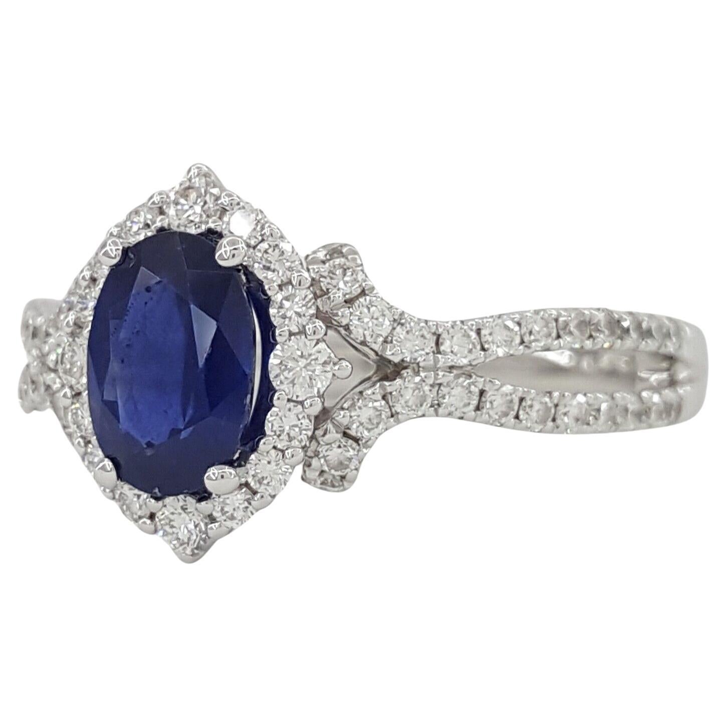 Ovaler blauer Saphir & runder Diamant im Brillantschliff Halo 14k Weißgold Verlobungsring.

 

Der Ring ist Größe 6,5, wiegt 3,4 Gramm, der Mittelstein ist ein Gorgeous 7,2 x 5,2 mm Oval Shaped Blue Sapphire (der Saphir ist nicht für