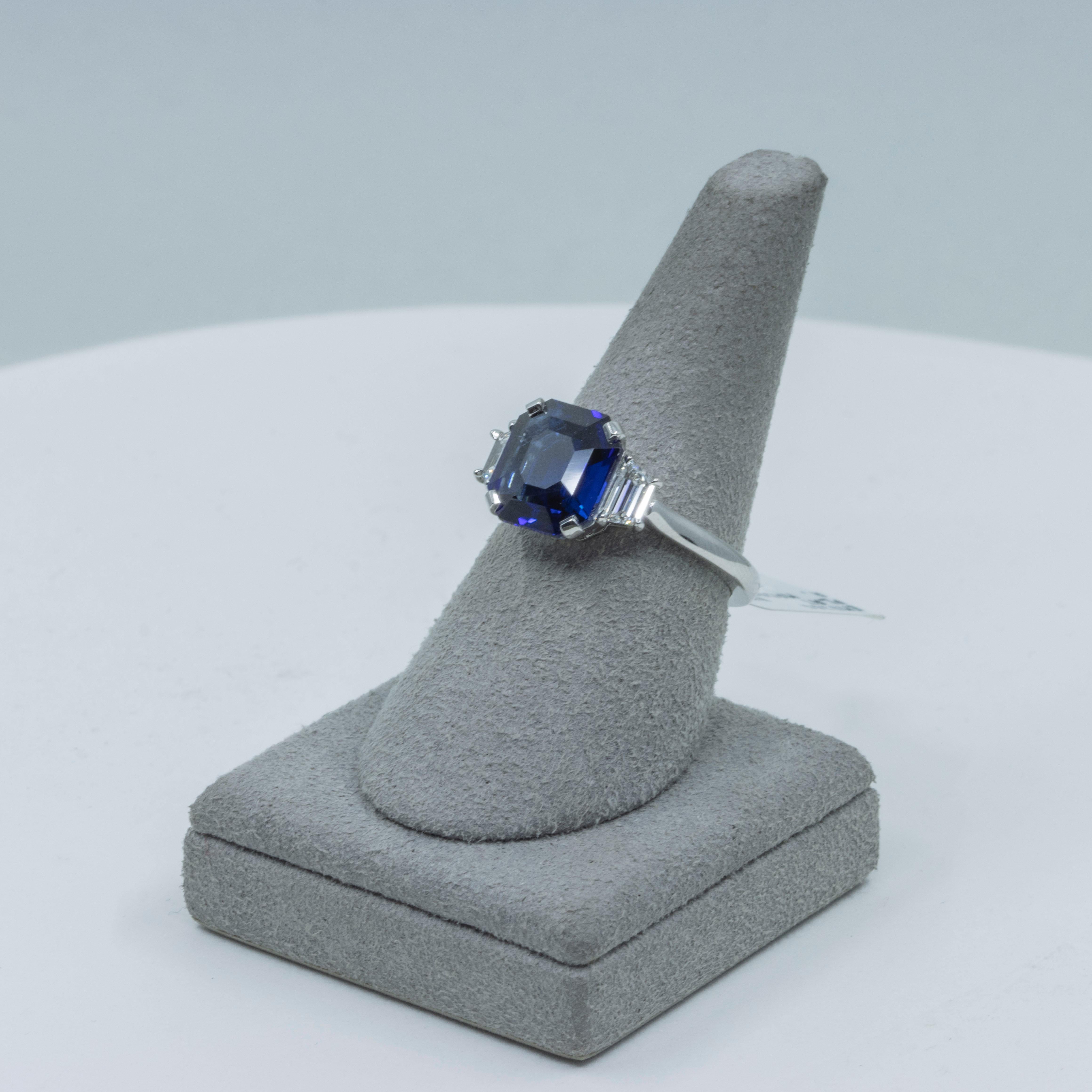 GIA zertifiziert 3,73 Karat Smaragdschliff Blauer Saphir Drei-Stein-Verlobungsring im Angebot 6