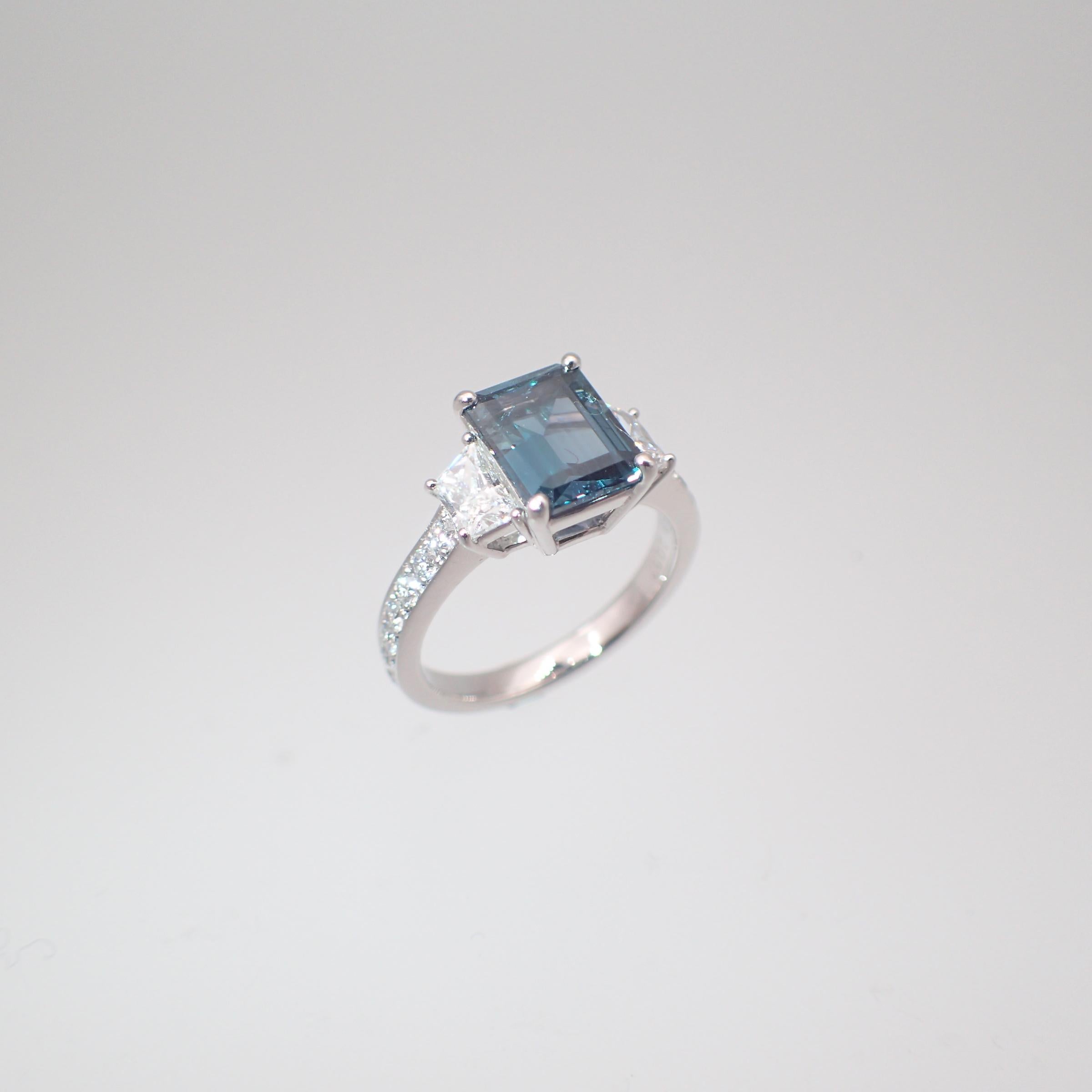 GIA Report Certified Brazilian 2.29 Carat Natural Alexandrite Ring In New Condition In New York, NY