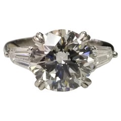 Taglio brillante certificato GIA 4,07 Carati H. H. VS1 Platino con 2 Baguette 1,09