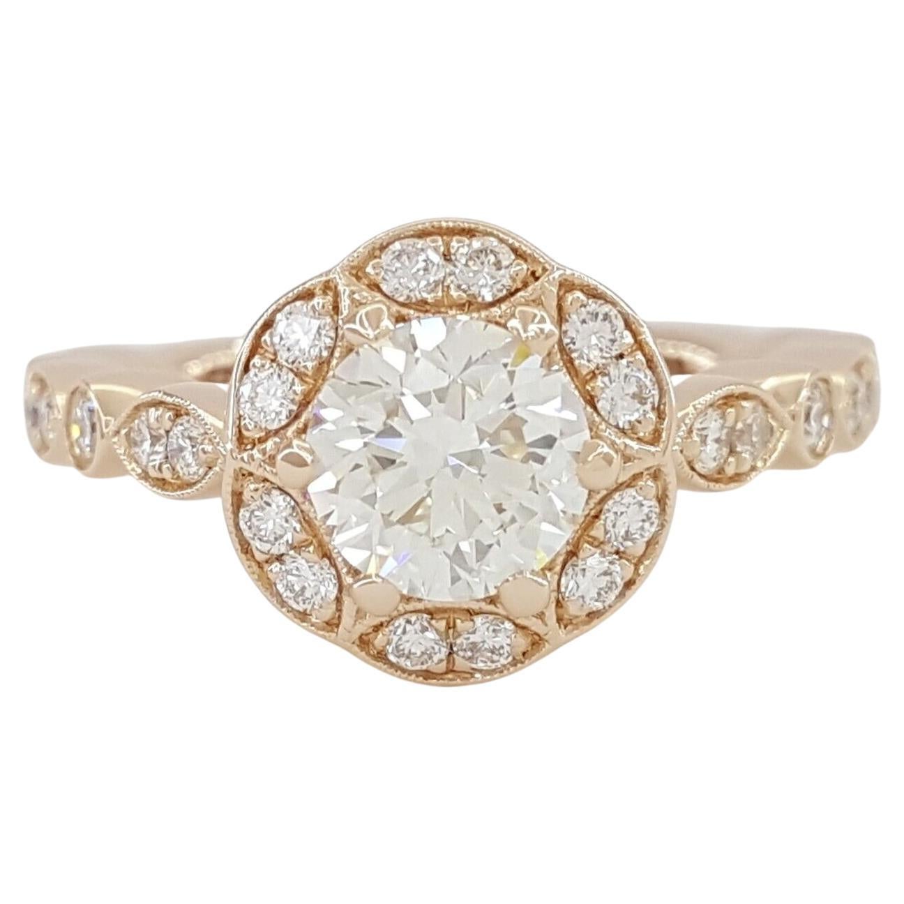 Anillo de compromiso con halo de diamantes talla brillante certificado por el GIA