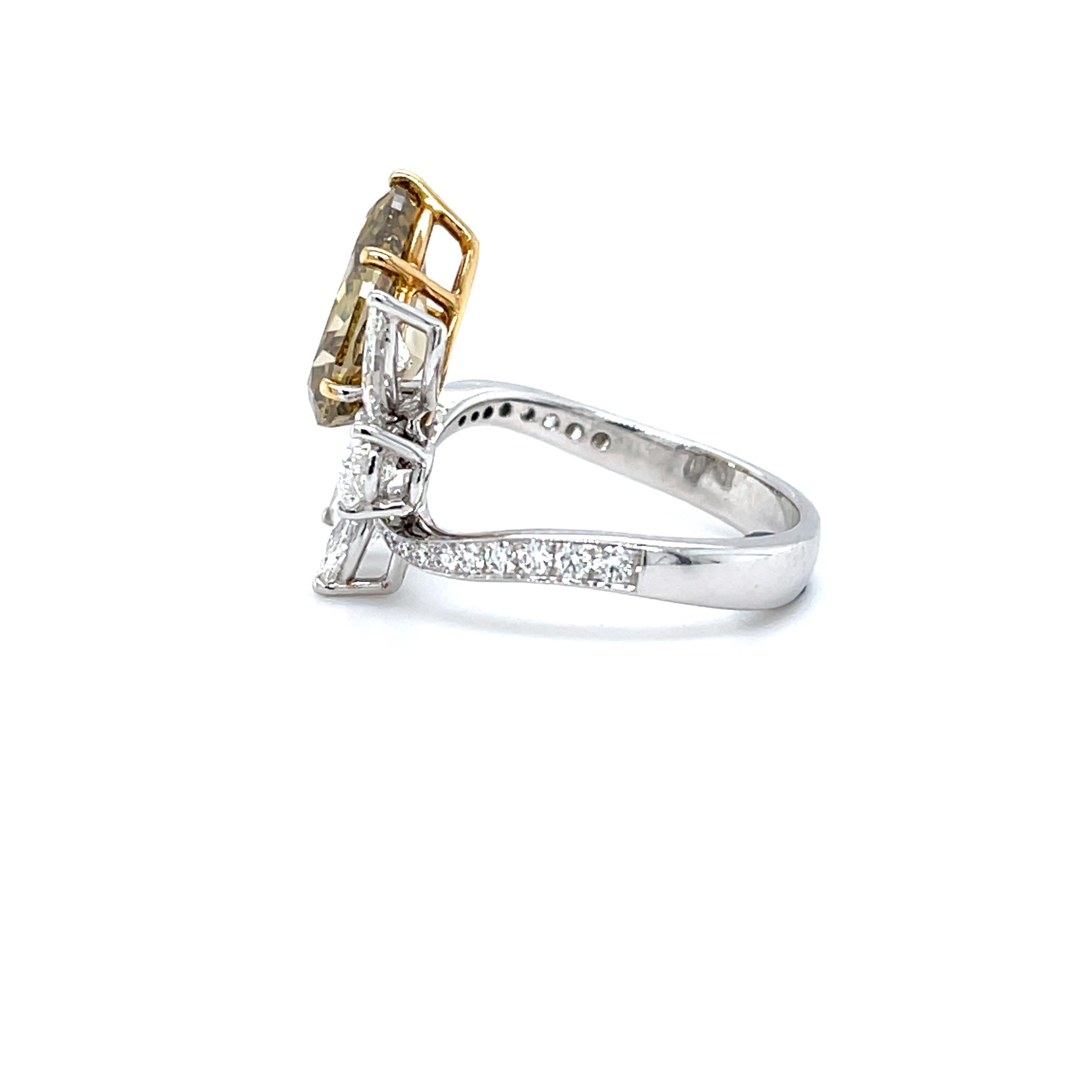 Enthüllen Sie Eleganz mit einem 3,12ct Fancy Deep Brown-Yellow Pear Diamond Ring

Ziehen Sie die Blicke auf sich mit diesem außergewöhnlichen birnenförmigen Diamantring. Das Herzstück ist ein 3,12 Karat schwerer, natürlicher, tiefbraungelber