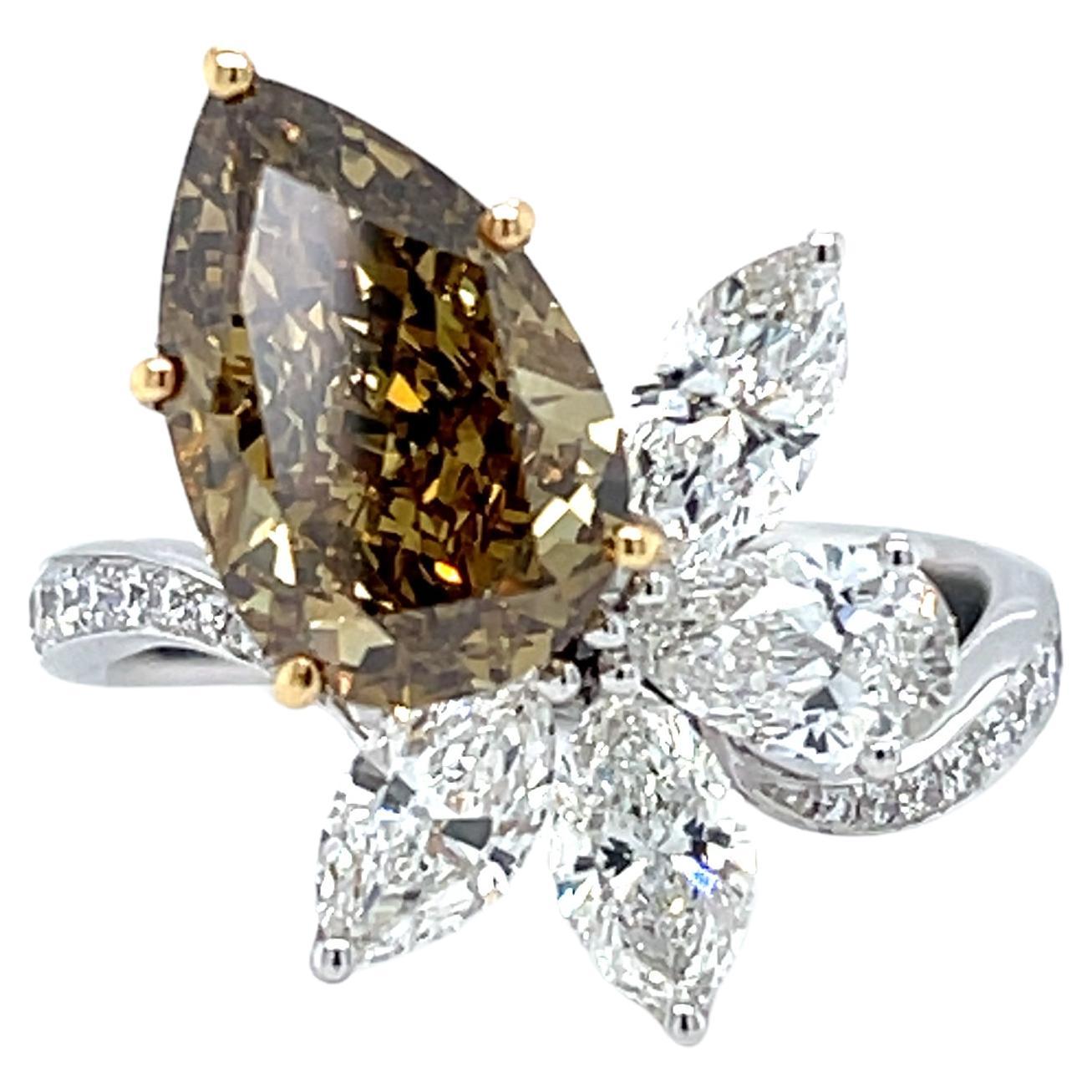 Bague en or 18 carats certifiée GIA avec diamant poire de 3,12 carats et de couleur Brown-Yellow en vente