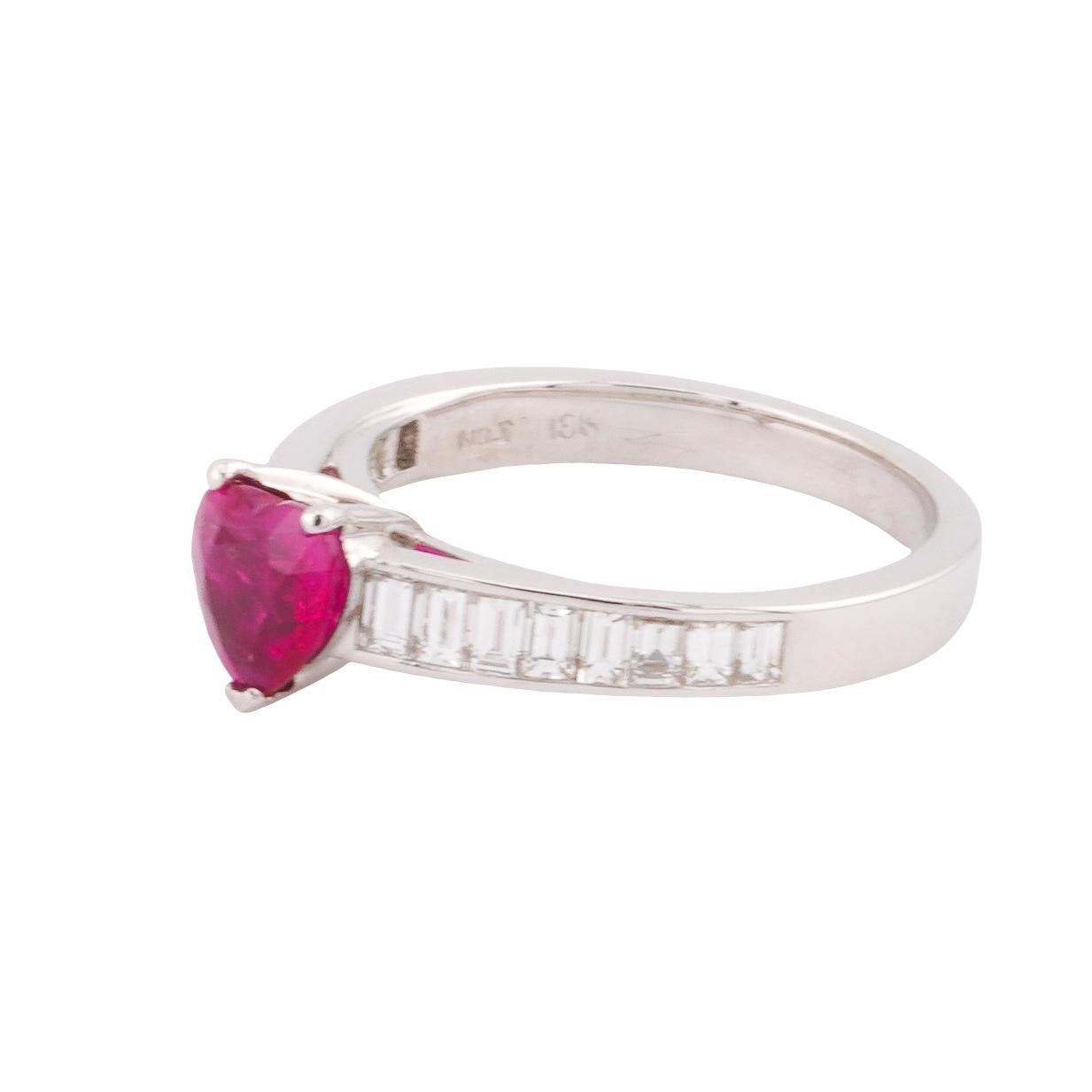 Cette bague exquise est ornée d'un rubis en forme de cœur de 6,38 x 6,42 mm de couleur rouge pourpre, certifié par le rapport GIA #2231030585 comme étant un rubis en corindon naturel d'origine birmane (Myanmar). Le rubis a été chauffé avec des