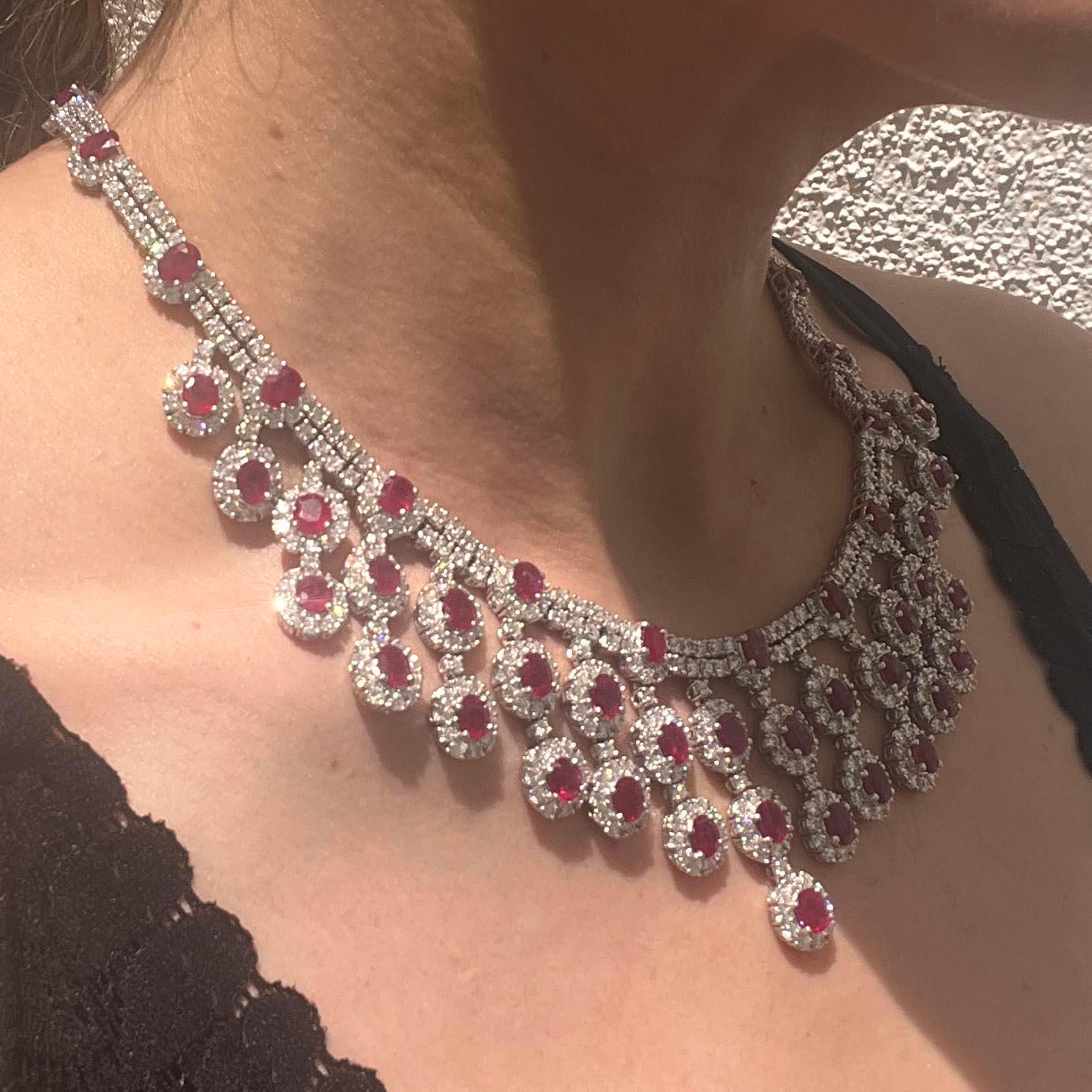 Collana, orecchini e bracciale con diamanti e rubino di Birmania certificati GIA in vendita 4
