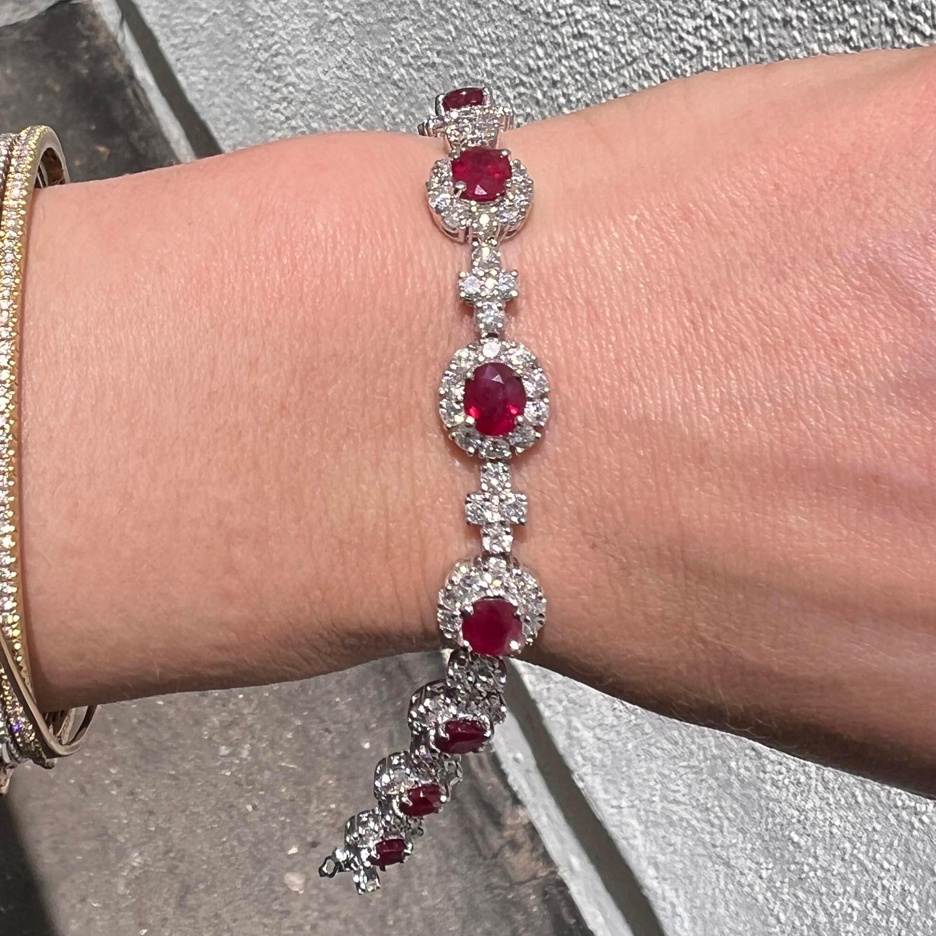 Collana, orecchini e bracciale con diamanti e rubino di Birmania certificati GIA in vendita 5