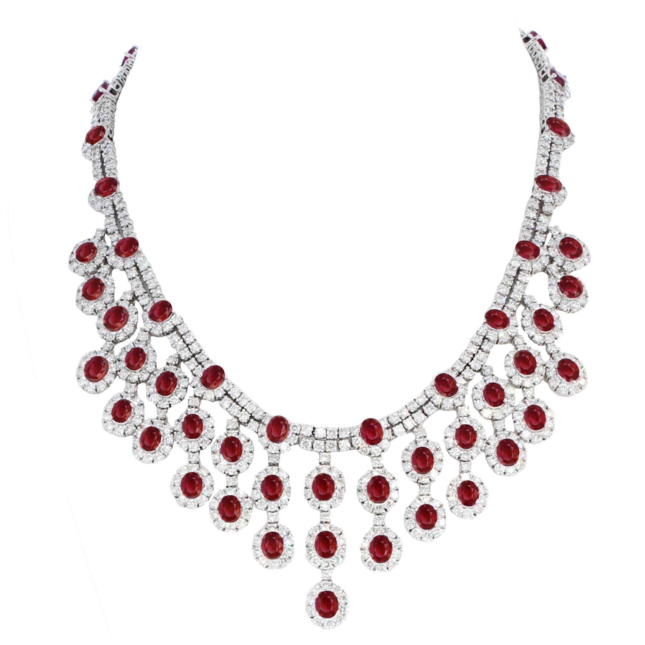 Questa eccezionale suite di gioielli con rubini e diamanti certificati GIA presenta rubini Burma riscaldati e raffinati diamanti bianchi, tutti incastonati in un ricco oro bianco 18 carati. Il set coordinato comprende una collana spettacolare,