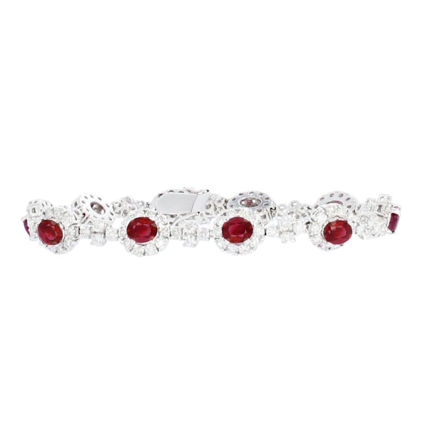 Taglio ovale Collana, orecchini e bracciale con diamanti e rubino di Birmania certificati GIA in vendita