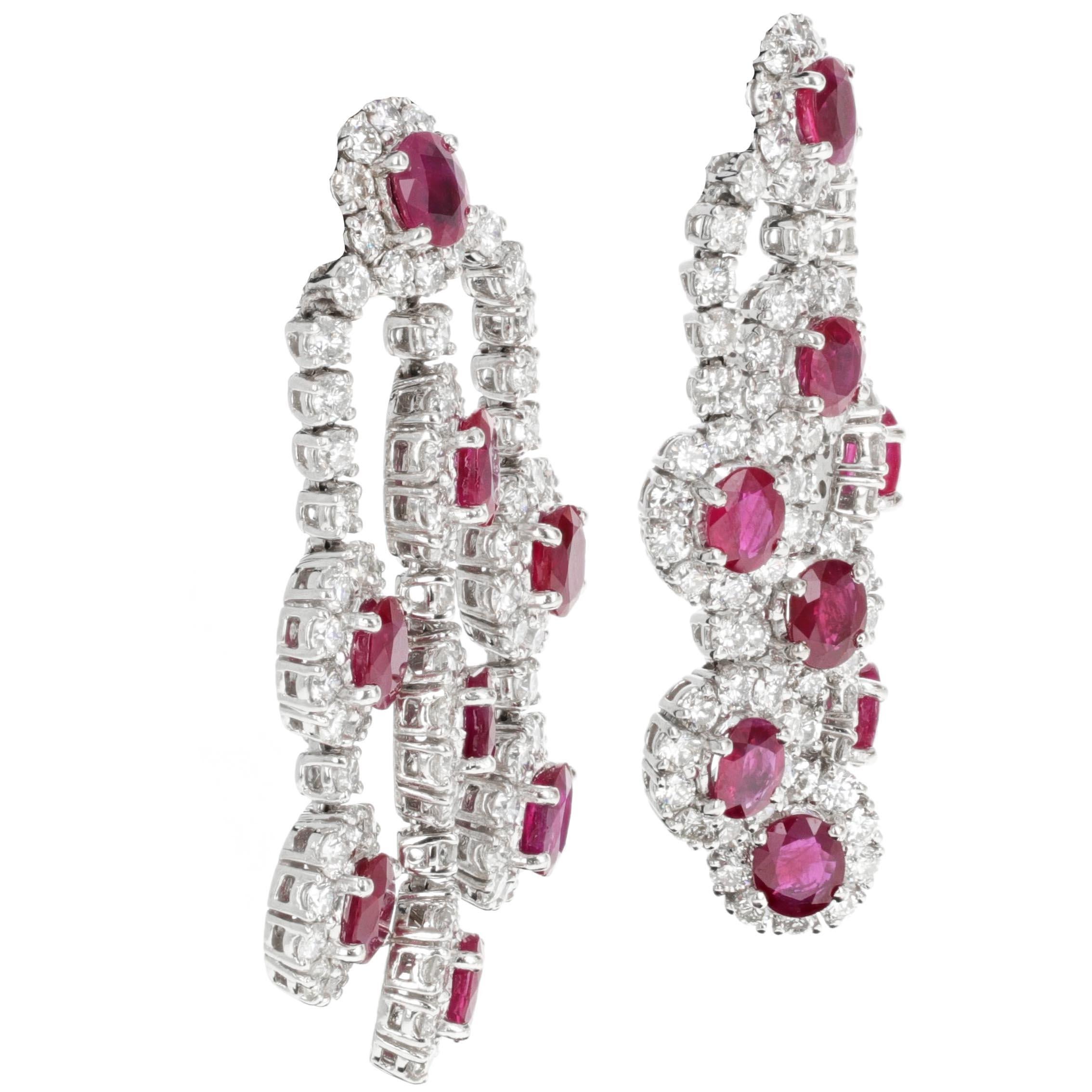Donna Collana, orecchini e bracciale con diamanti e rubino di Birmania certificati GIA in vendita