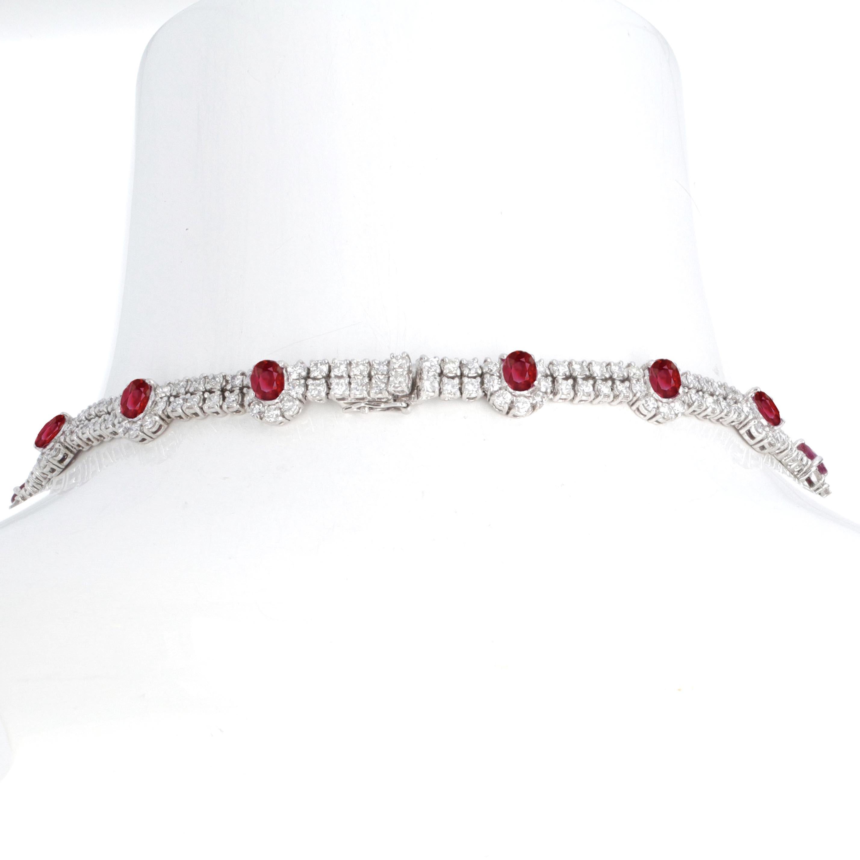 Collana, orecchini e bracciale con diamanti e rubino di Birmania certificati GIA in vendita 1