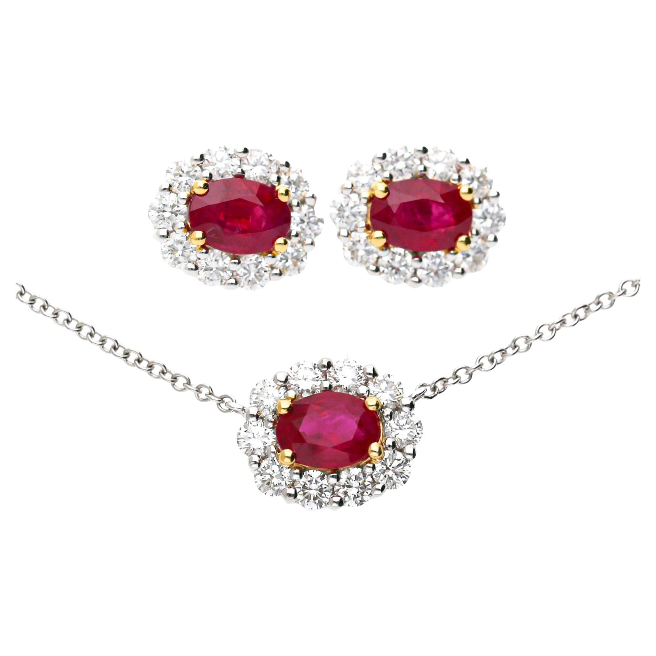 Conjunto de collar y pendientes de oro bicolor de 18 quilates con halo de diamantes y rubí de Birmania certificado por GIA
