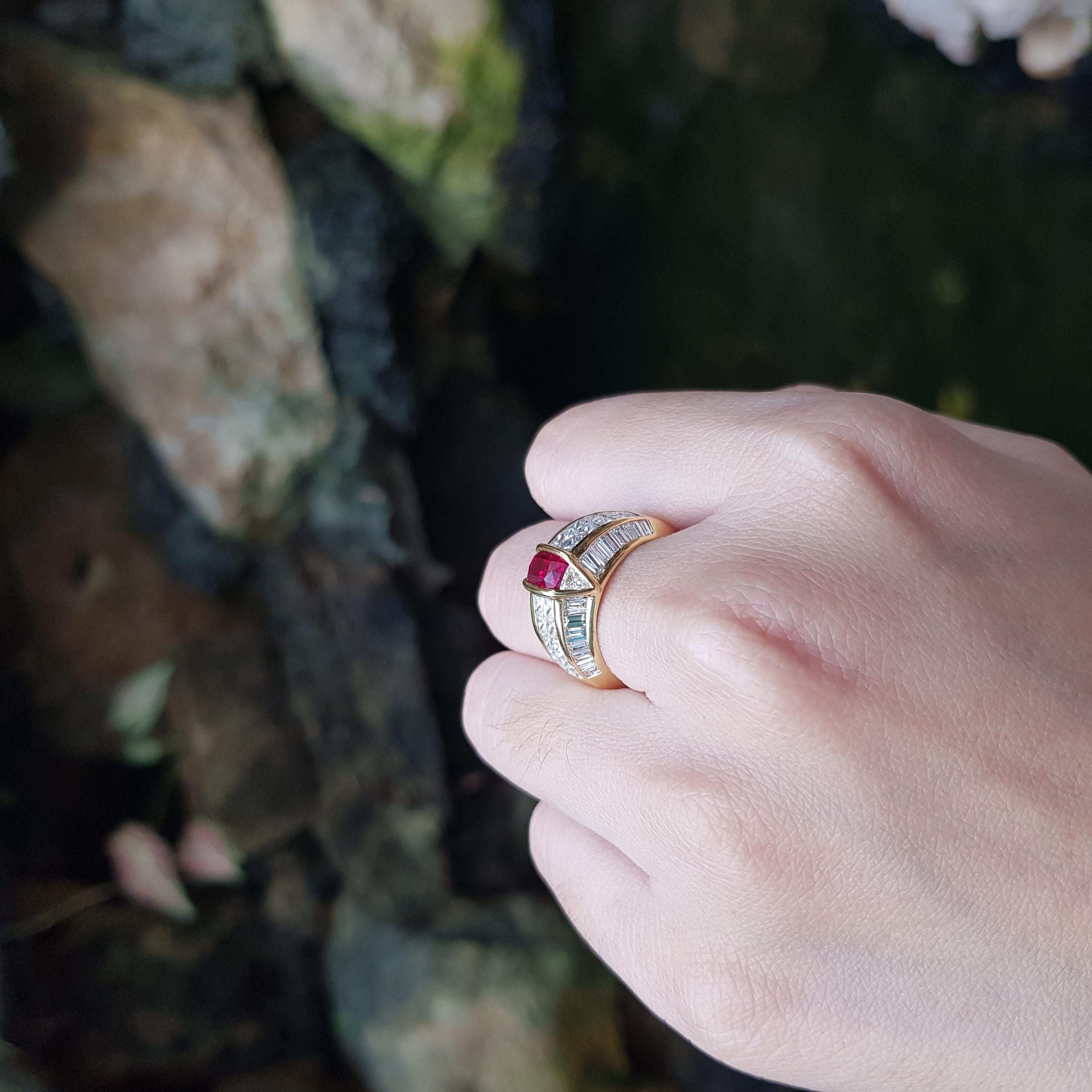 GIA Certified Burmese Pigeon's Blood Ruby and Diamond Ring set in 18K Gold In New Condition For Sale In Bangkok, TH