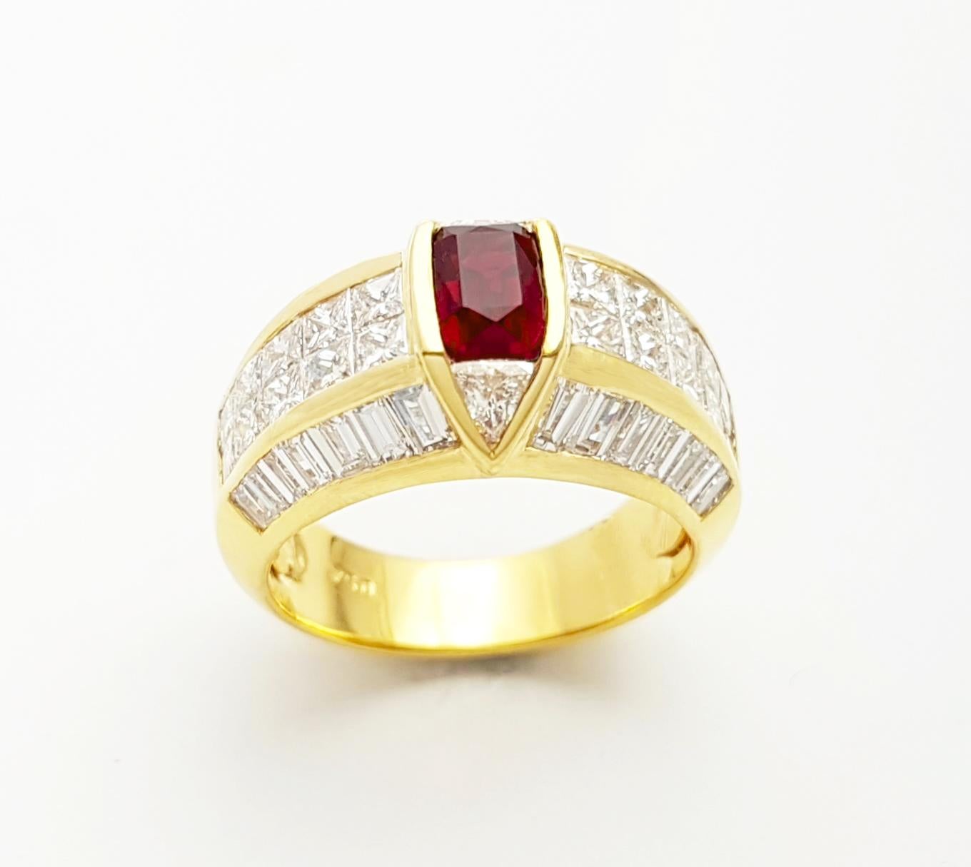 GIA Certified Burmese Pigeon's Blood Ruby and Diamond Ring set in 18K Gold For Sale 1