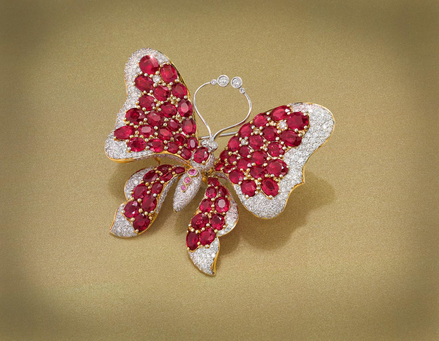 Artisan Épingle papillon en or jaune pavé de diamants, saphirs roses et rubis de Birmanie, certifié GIA en vente