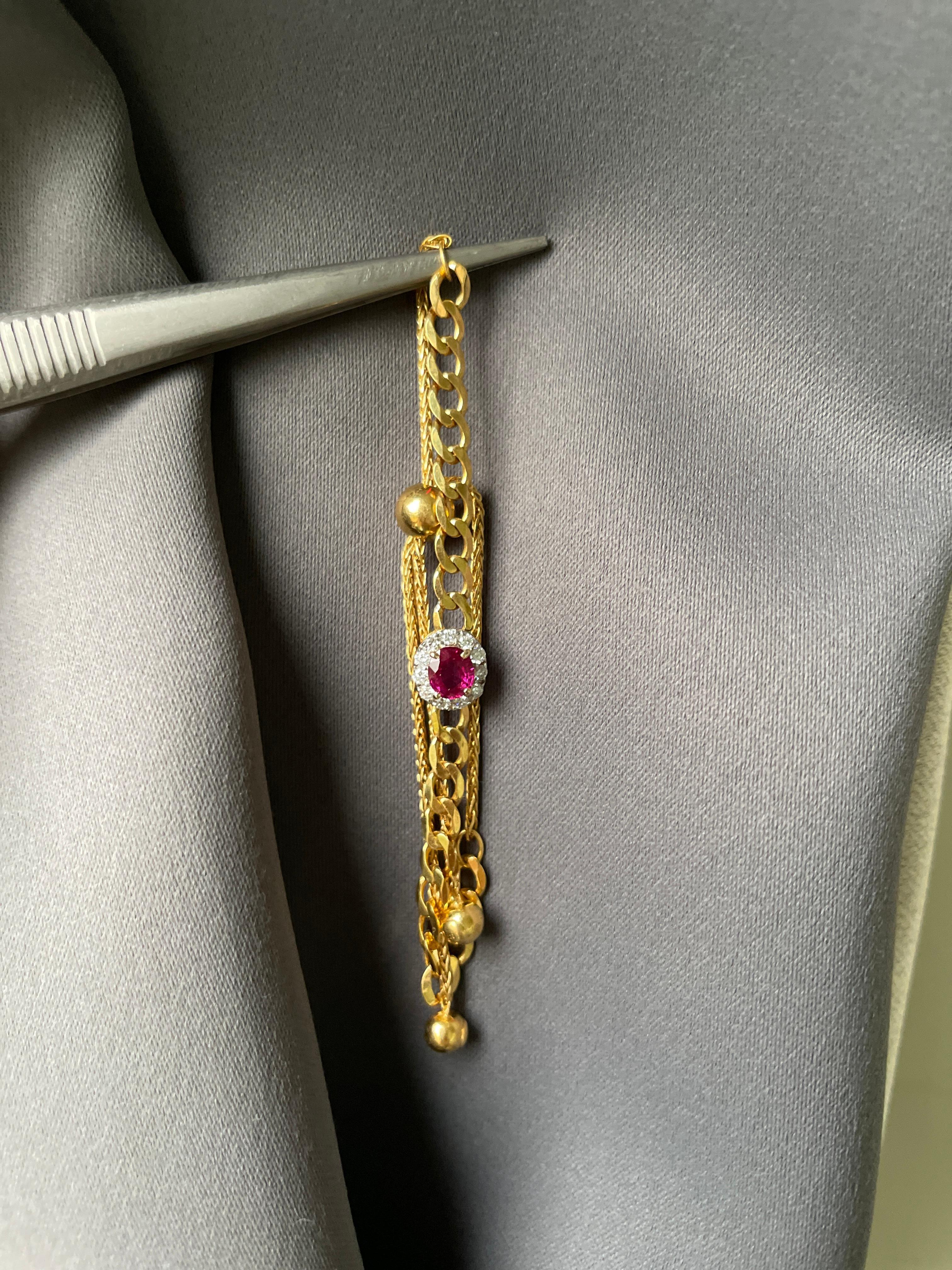 Bracelet en rubis non chauffé de Birmanie

Caractéristiques :

Pierre principale (1pc) - Rubis

Poids total en carats (1pc) - 0.8Ct (approx)

Dimensions du rubis - 4.9x4.2mm ( Approx)

Coupe - Ovale

Clarté - VS (Eye Clean), Aucune inclusion