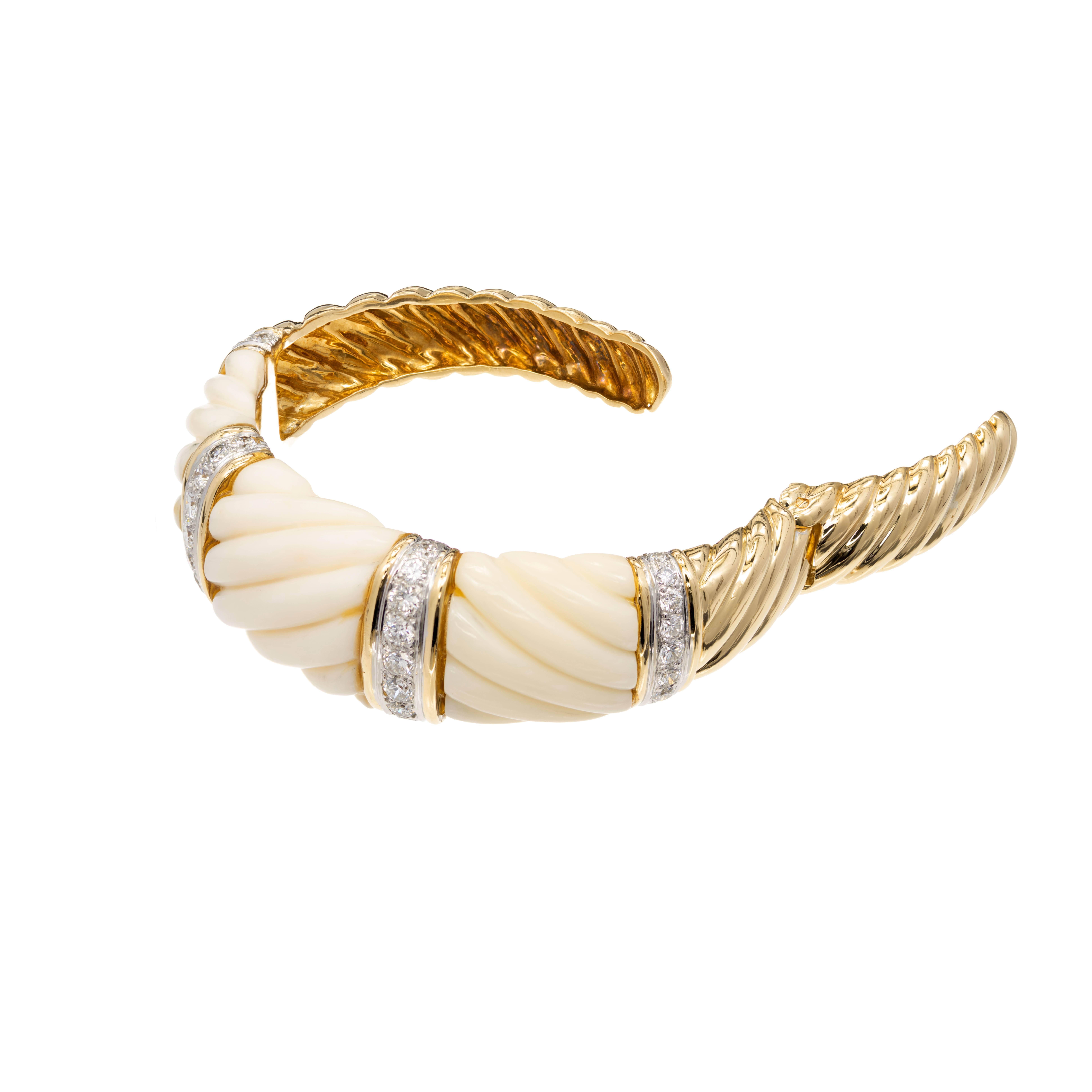 Round Cut GIA Certified Calcite Diamond Yellow Gold Bangle Bracelet For Sale