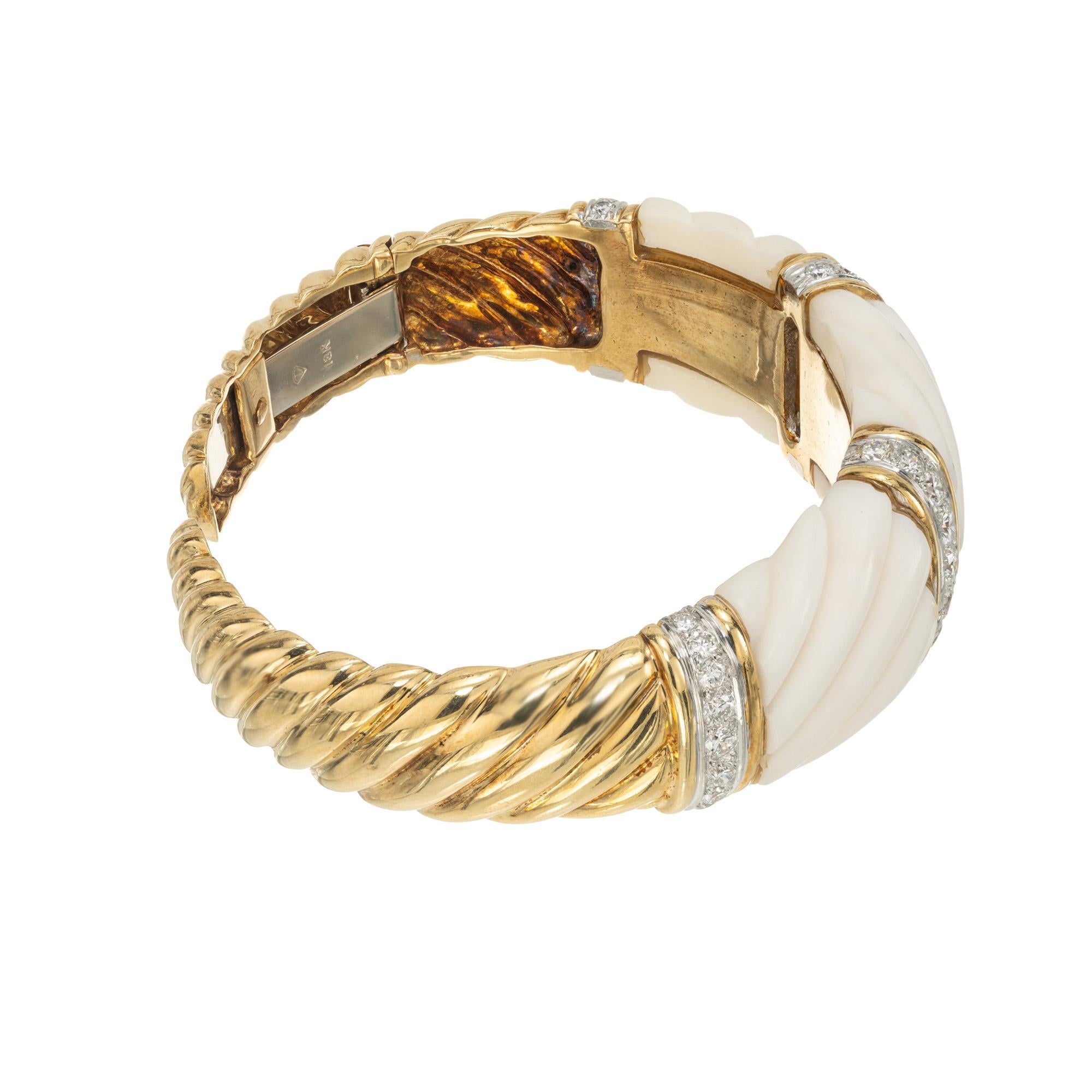 Taglio rotondo Bracciale in oro giallo con diamanti e calcite certificati GIA in vendita