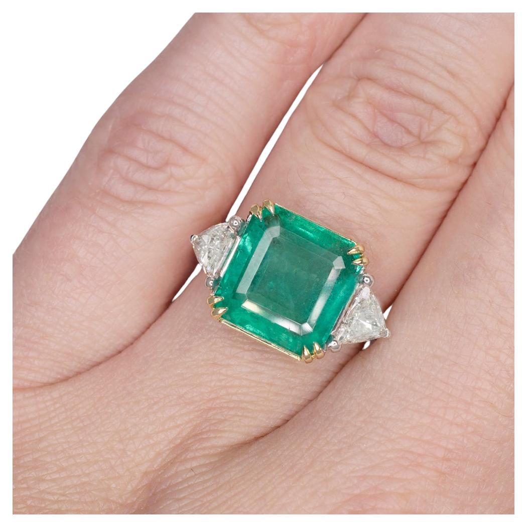 Emerald Cut AGL Certified Carat Green Emerald Trillion side 18k White & Yellow Gold Ring For Sale