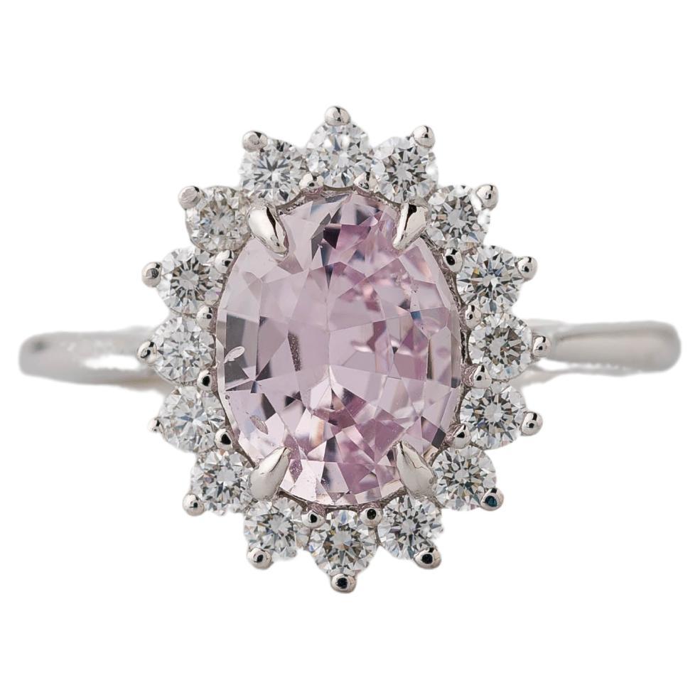  GIA-zertifizierte 1.85 Karat. Verlobungsring mit natürlichem ovalem rosa Saphir und Diamant-Halo