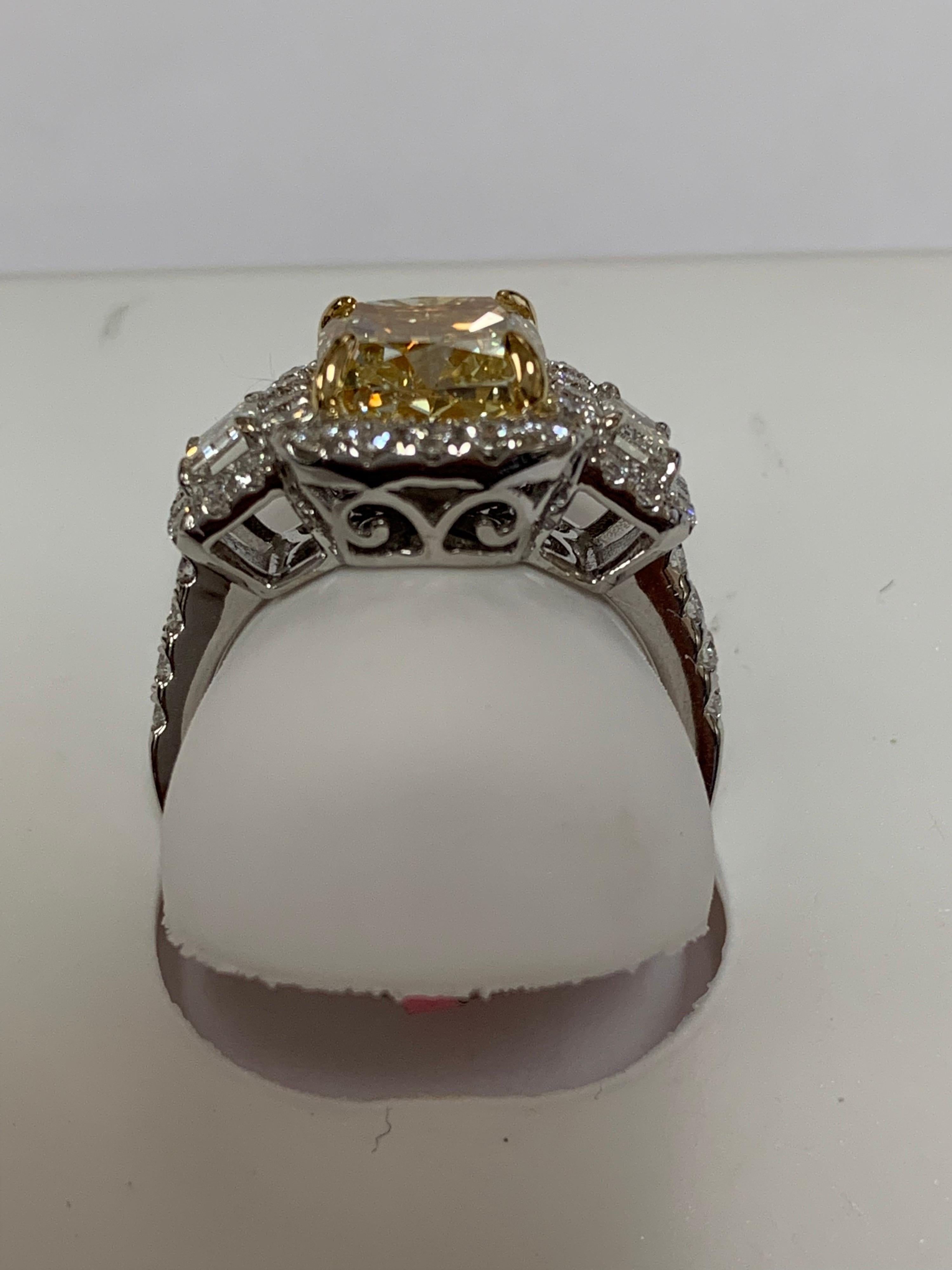 GIA certified Center 3.5 Carat Yellow Diamond Ring In Excellent Condition In Trumbull, CT