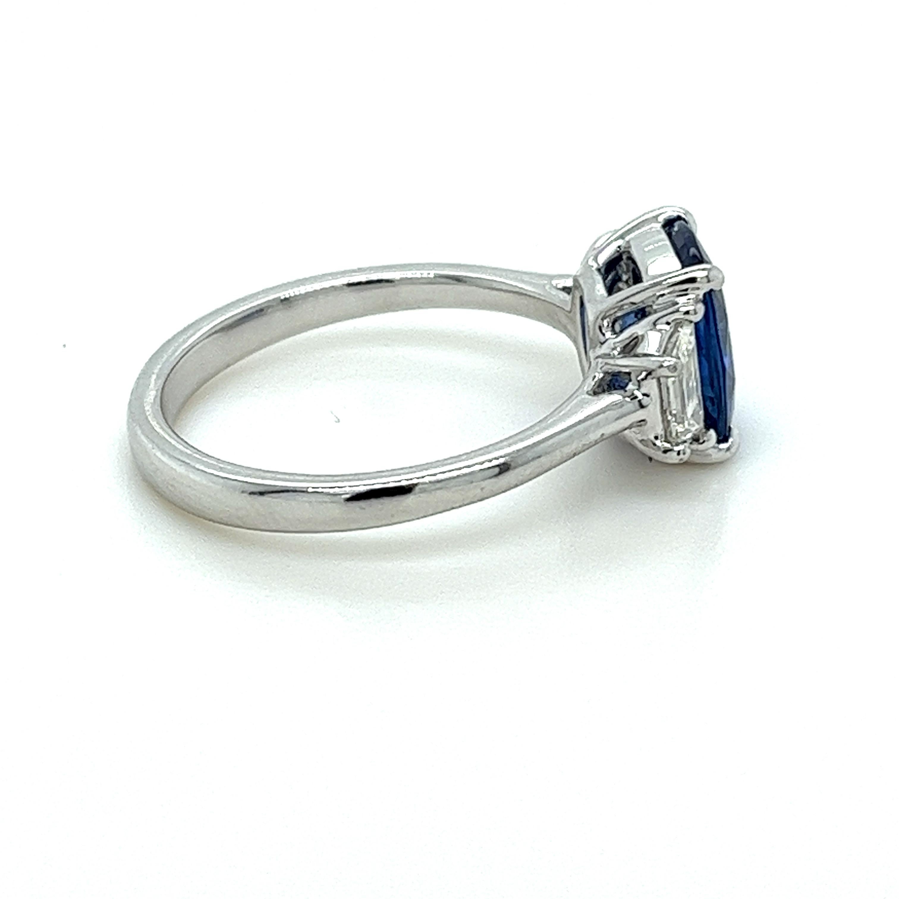 GIA-zertifizierter Ceylon-Blauer Saphir & Diamant-Dreisteinring aus Platin (Kissenschliff) im Angebot